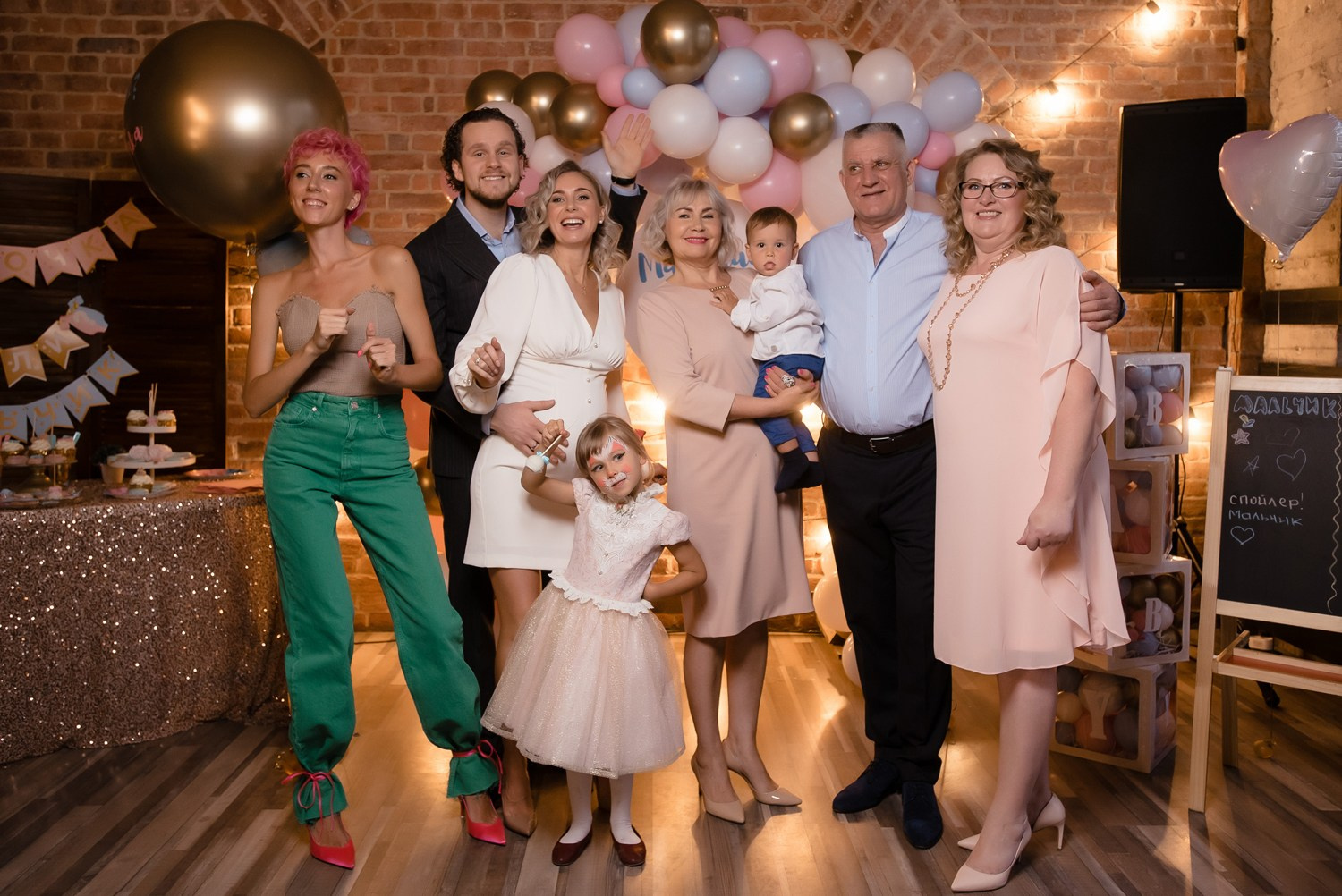 Семейный портрет у фотозоны с шарами