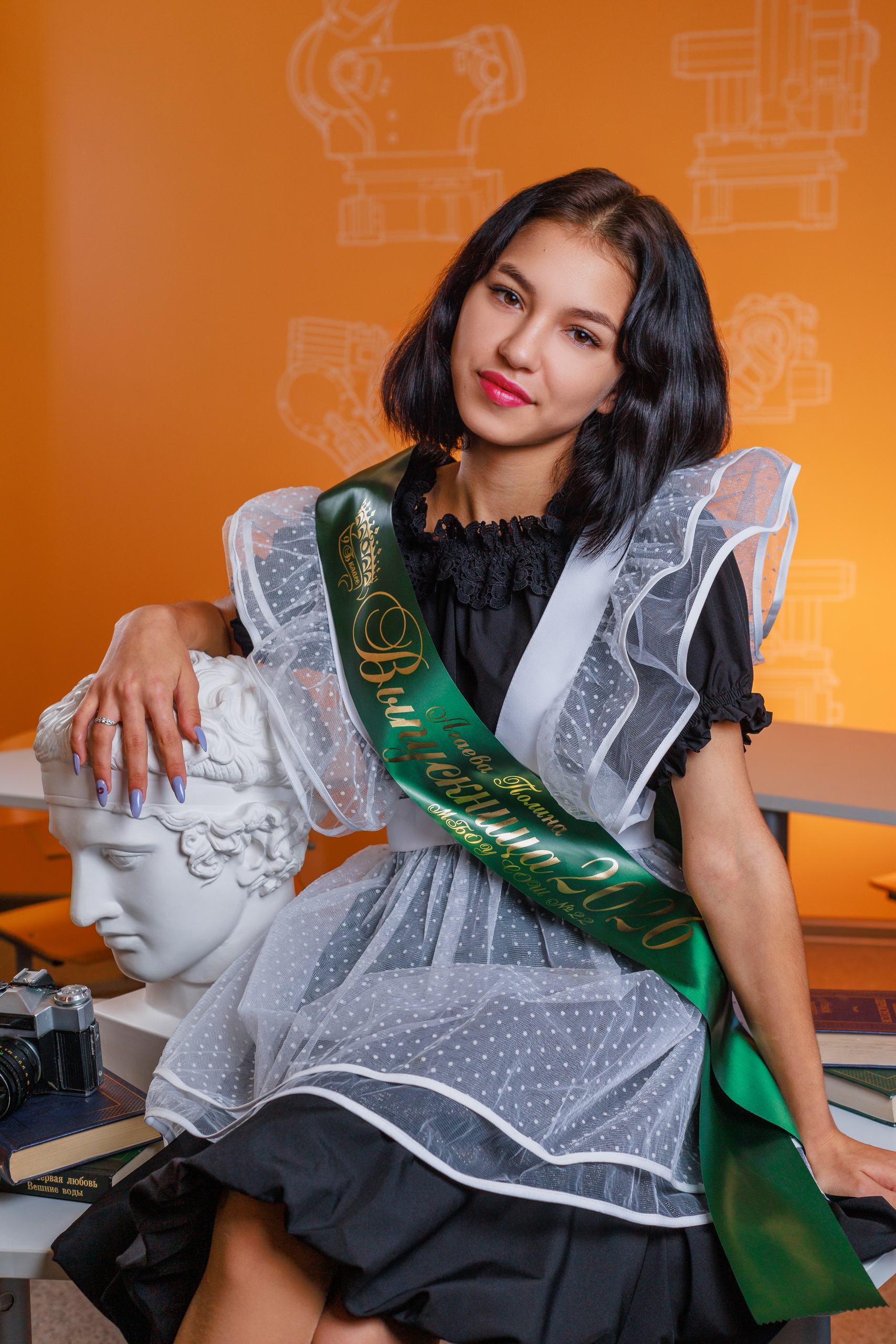 Фото для альбома — ребёнок в расслабленной позе, сидит на подоконнике, свет из окна, мягкие тени. Выпускные альбомы Черкесск, Вырускные альбомы карачаевск, выпускные альбомы Георгиевск Выпускные альбомы Пятигорск, Выпускные альбомы Ставрополь, выпускные альбомы железноводск, Выпускные альбомы Кисловодск, Школьный фотограф Ставрополь, Школьный фотограф Черкесск, школьный фотограф Пятигорск, школьный фотограф Кисловодск