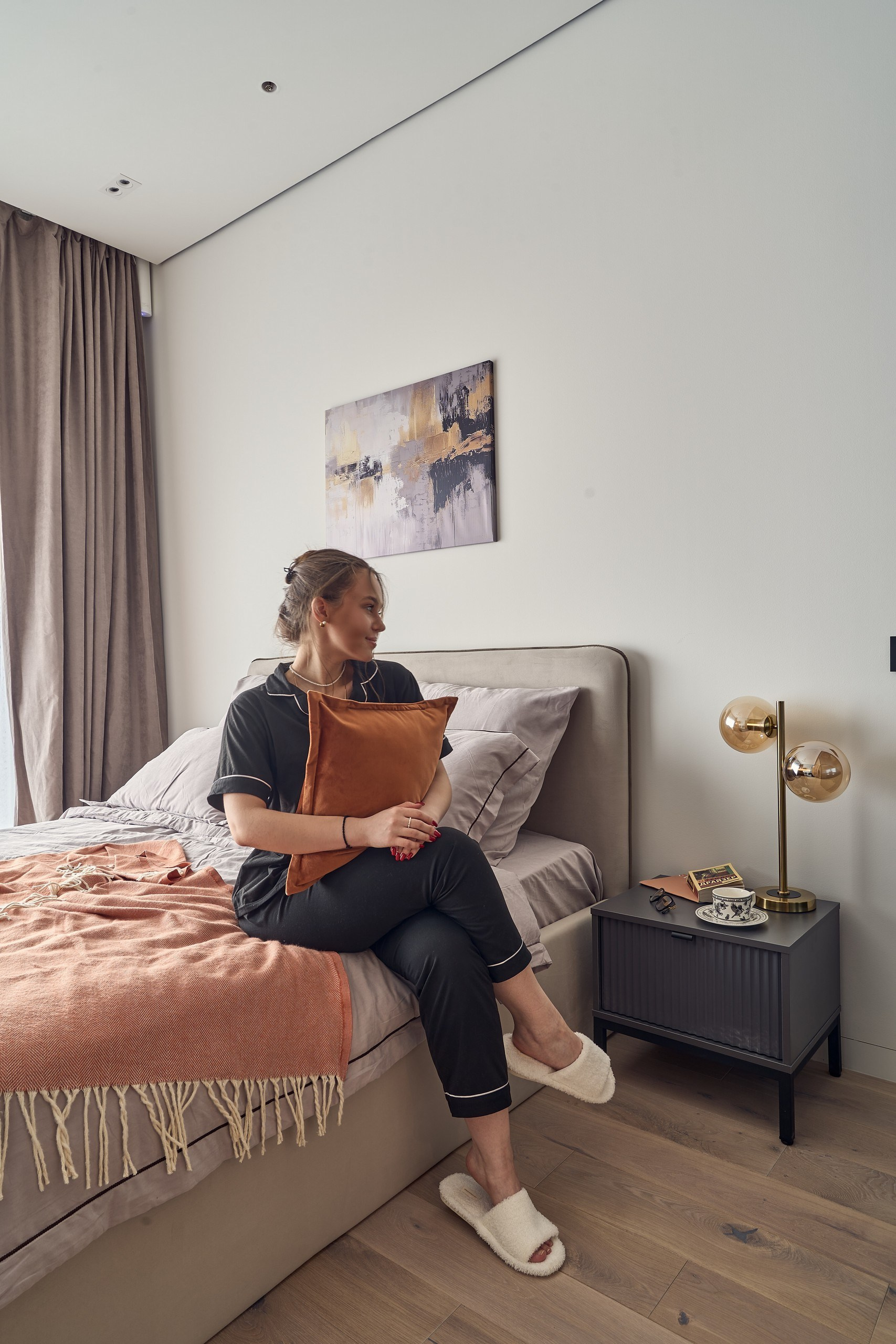 Вертикальная интерьерная фотография с моделью и в естественном свете