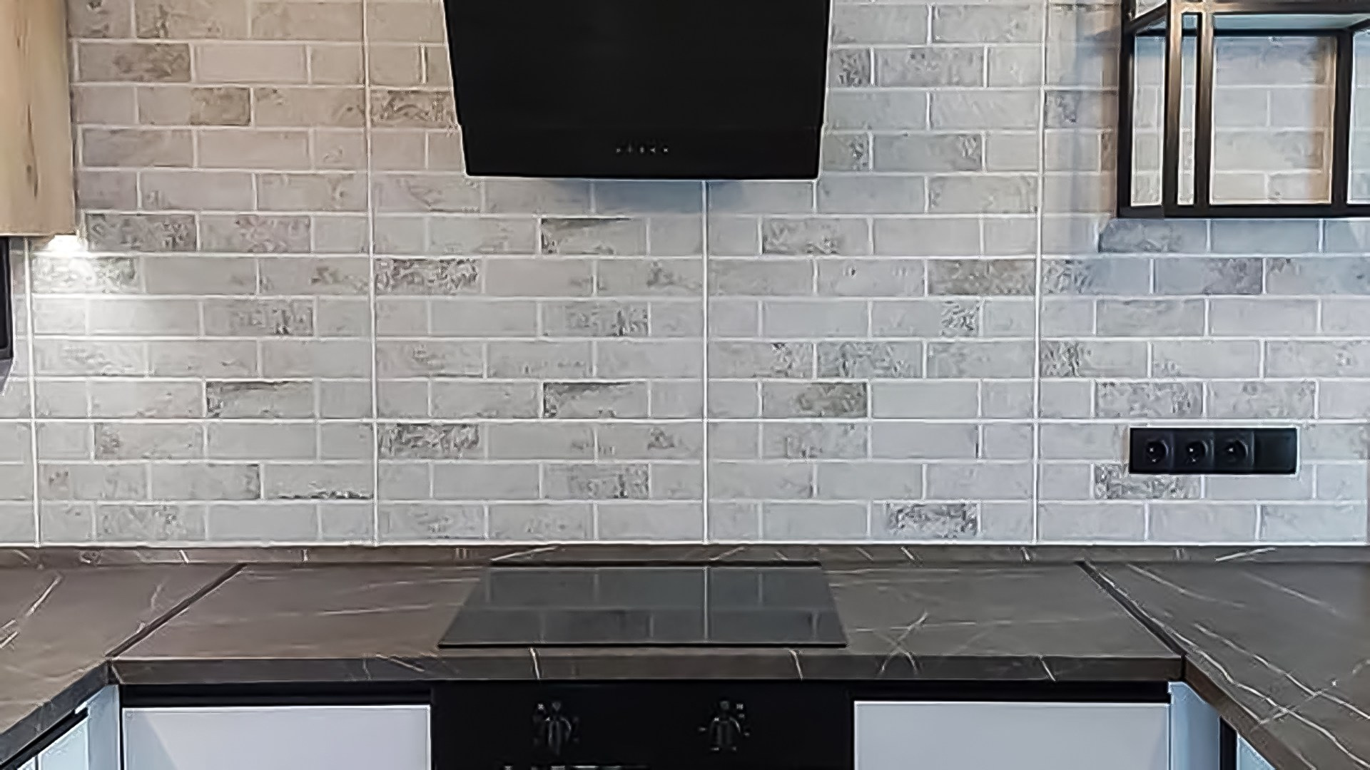 Кухонная зона с темной столешницей