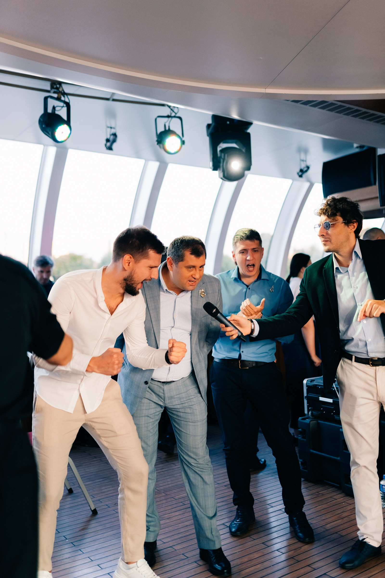 Ведущие мероприятия 1+1