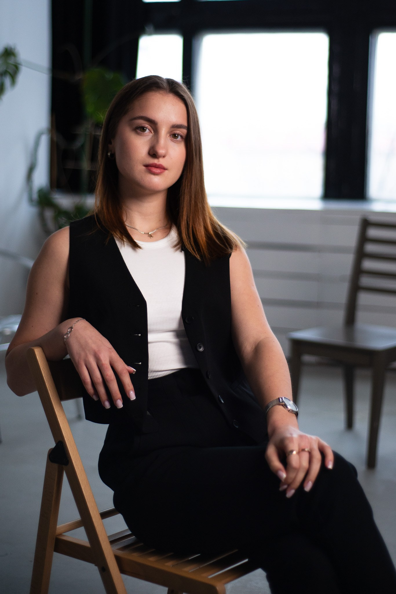 Фотограф Роман Романов — студийный портрет девушки на стуле с искусственный светом