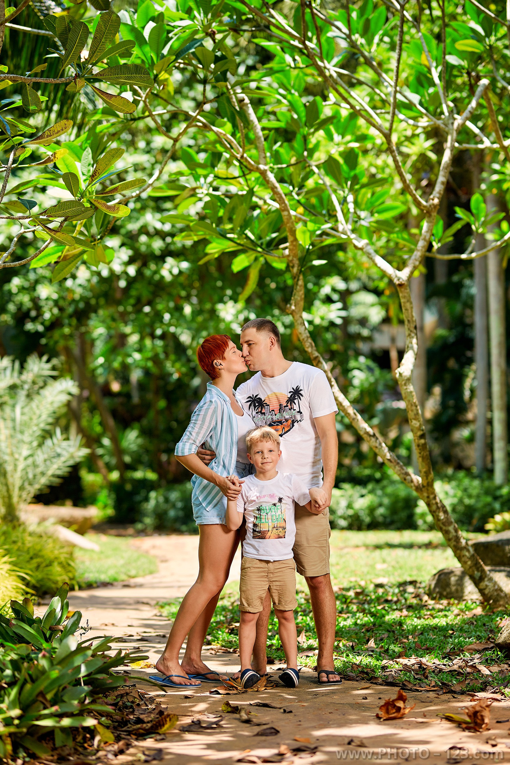Family Photoshoot in Tropical Park & Beach. Фотограф в Нячанге: коммерческая и семейная съемка | photo-123.com