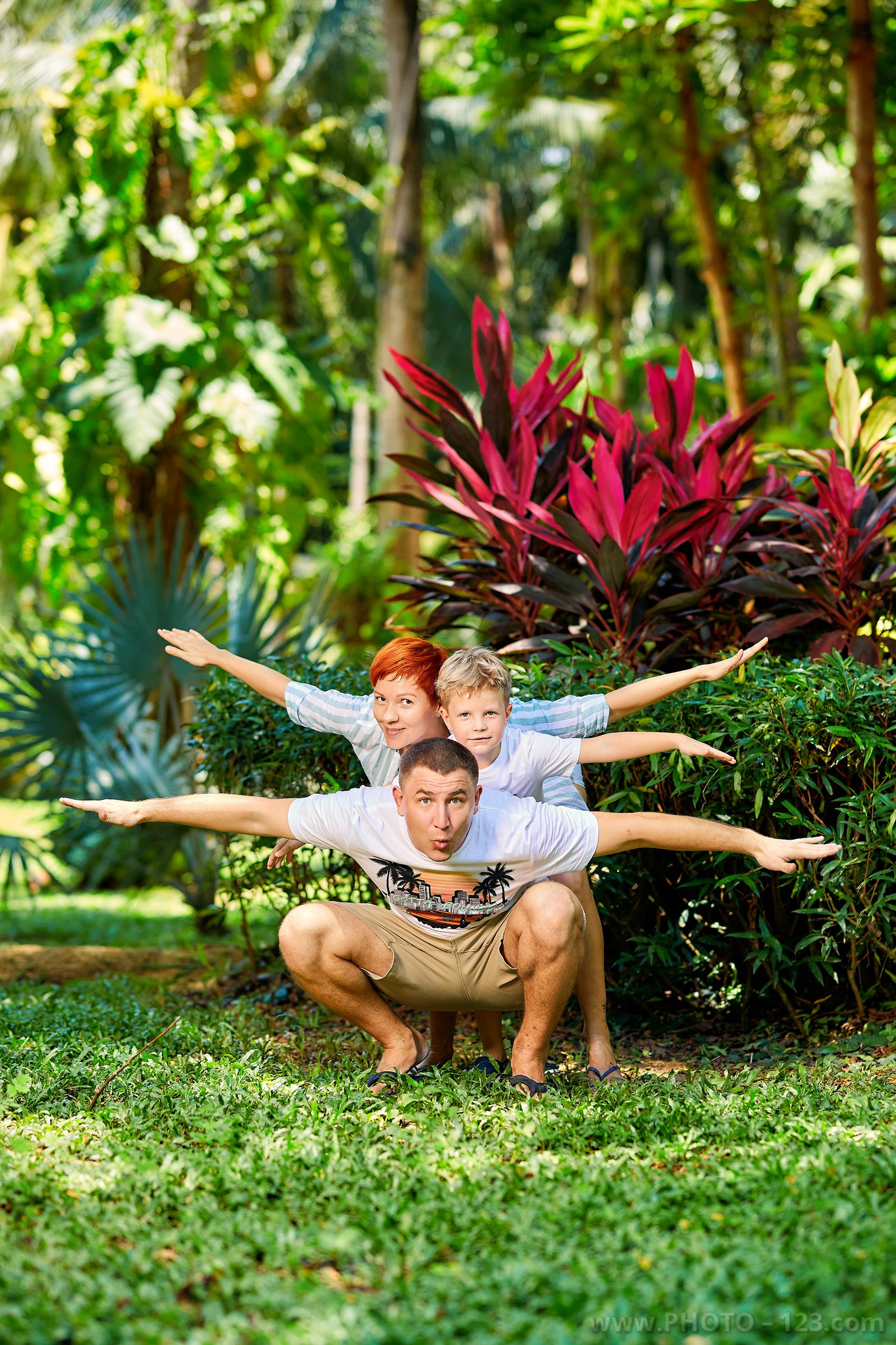 Family Photoshoot in Tropical Park & Beach. Фотограф в Нячанге: коммерческая и семейная съемка | photo-123.com
