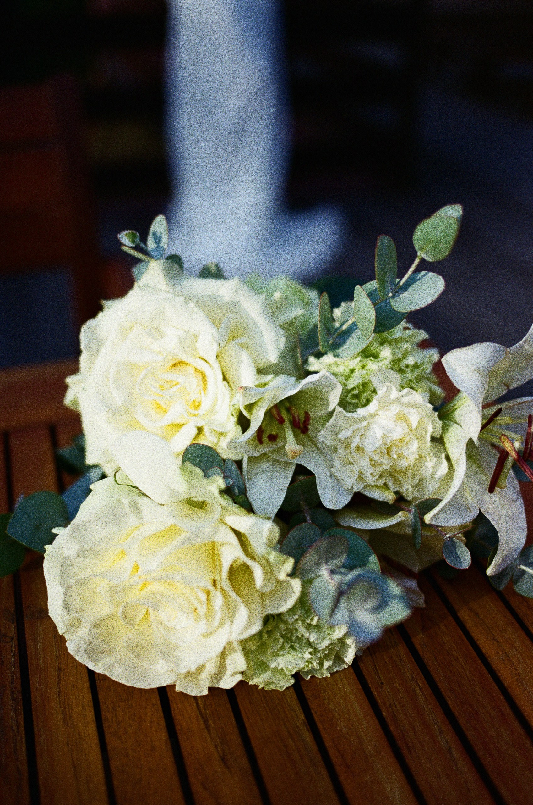Букет невесты с белыми розами на деревянном столе