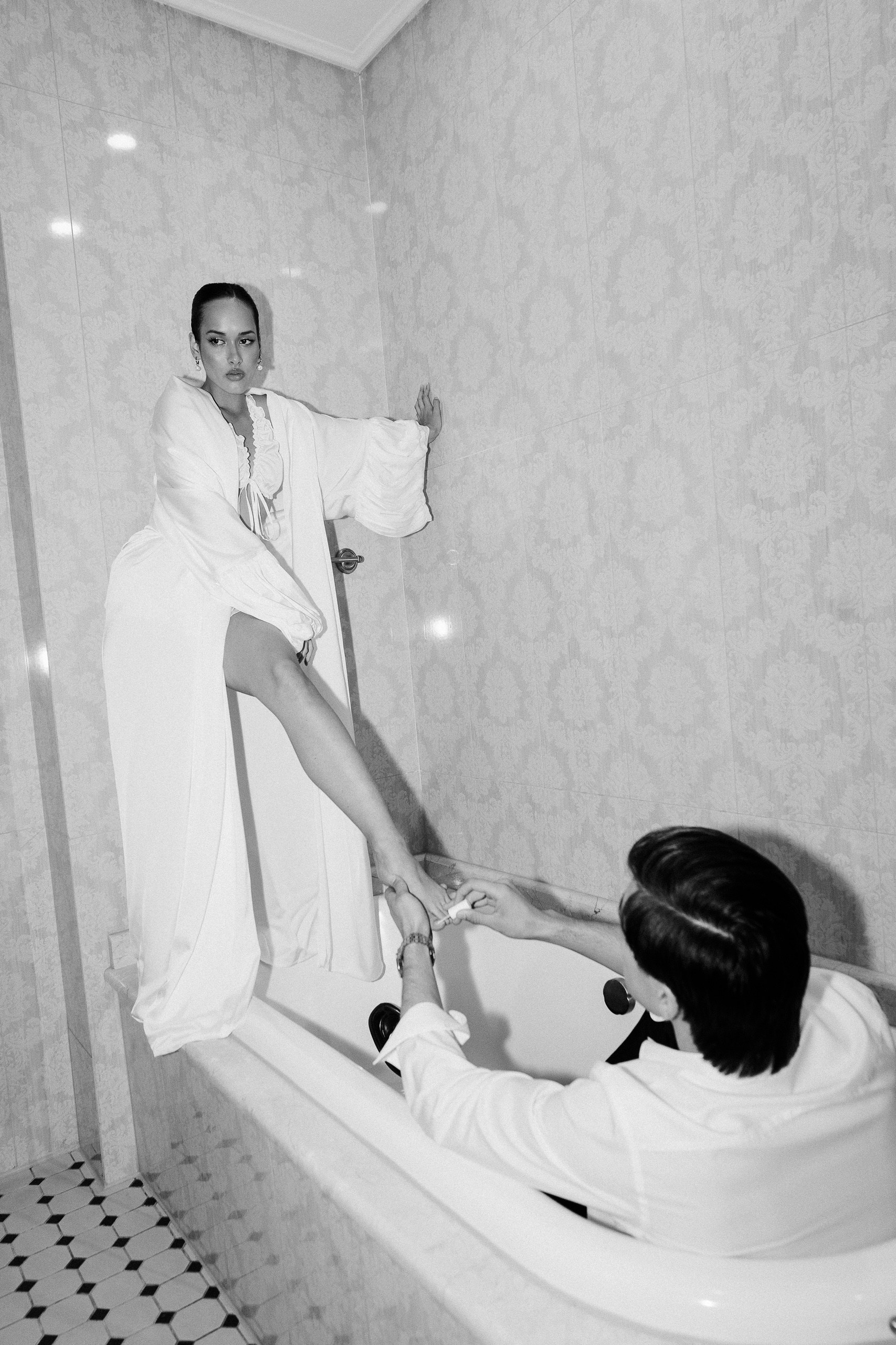 Чёрно-белая сцена: невеста и жених в ванной комнате — съёмка в винтажном интерьере Trezzini Palace Hotel