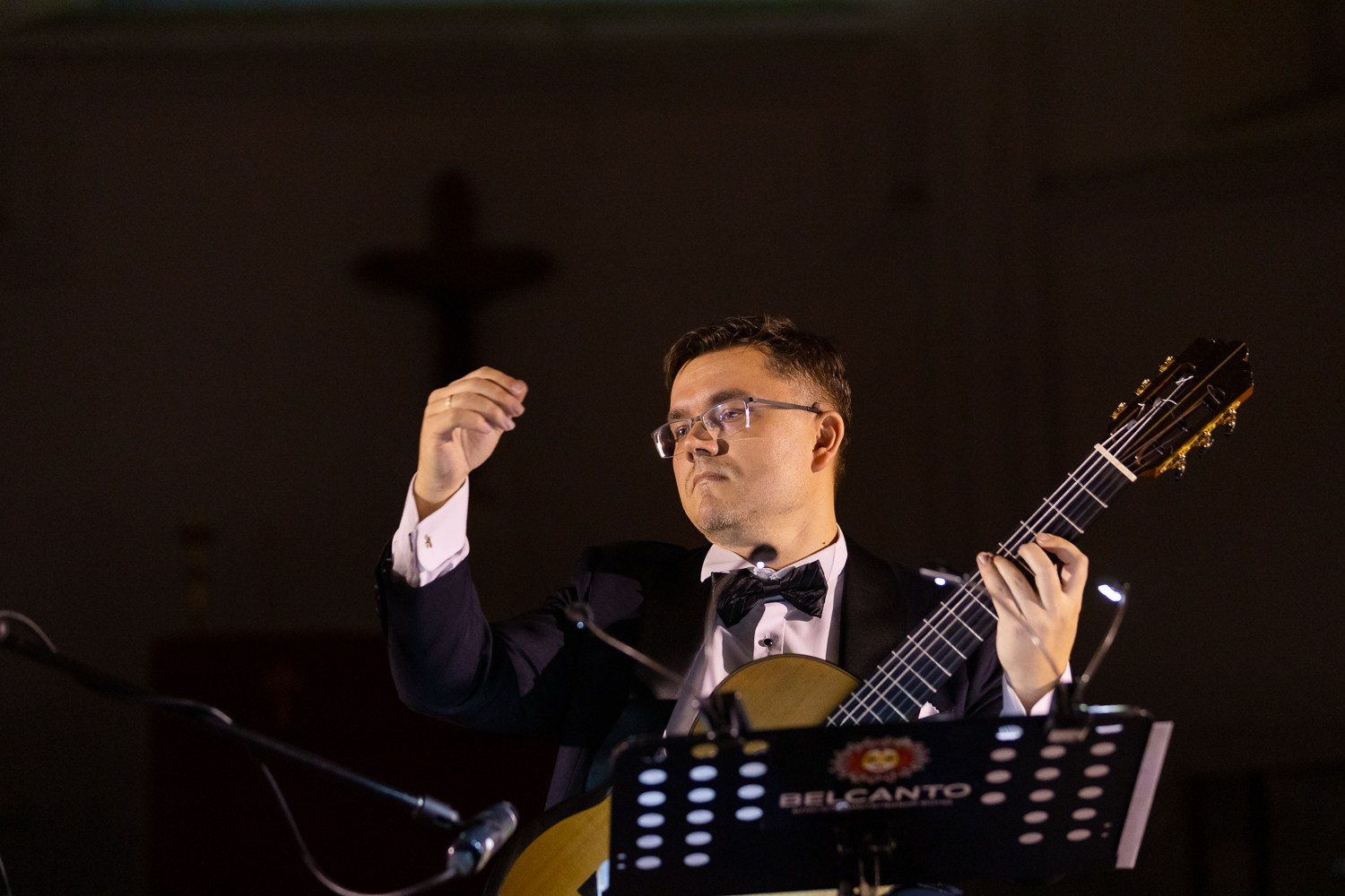 Дмитрий Бородаев и скрипач Алексей Неберикутин выступили на Гала-концерте фестиваля «Время гитары» в Англиканской церкви Святого Андрея. Дмитрий Бородаев