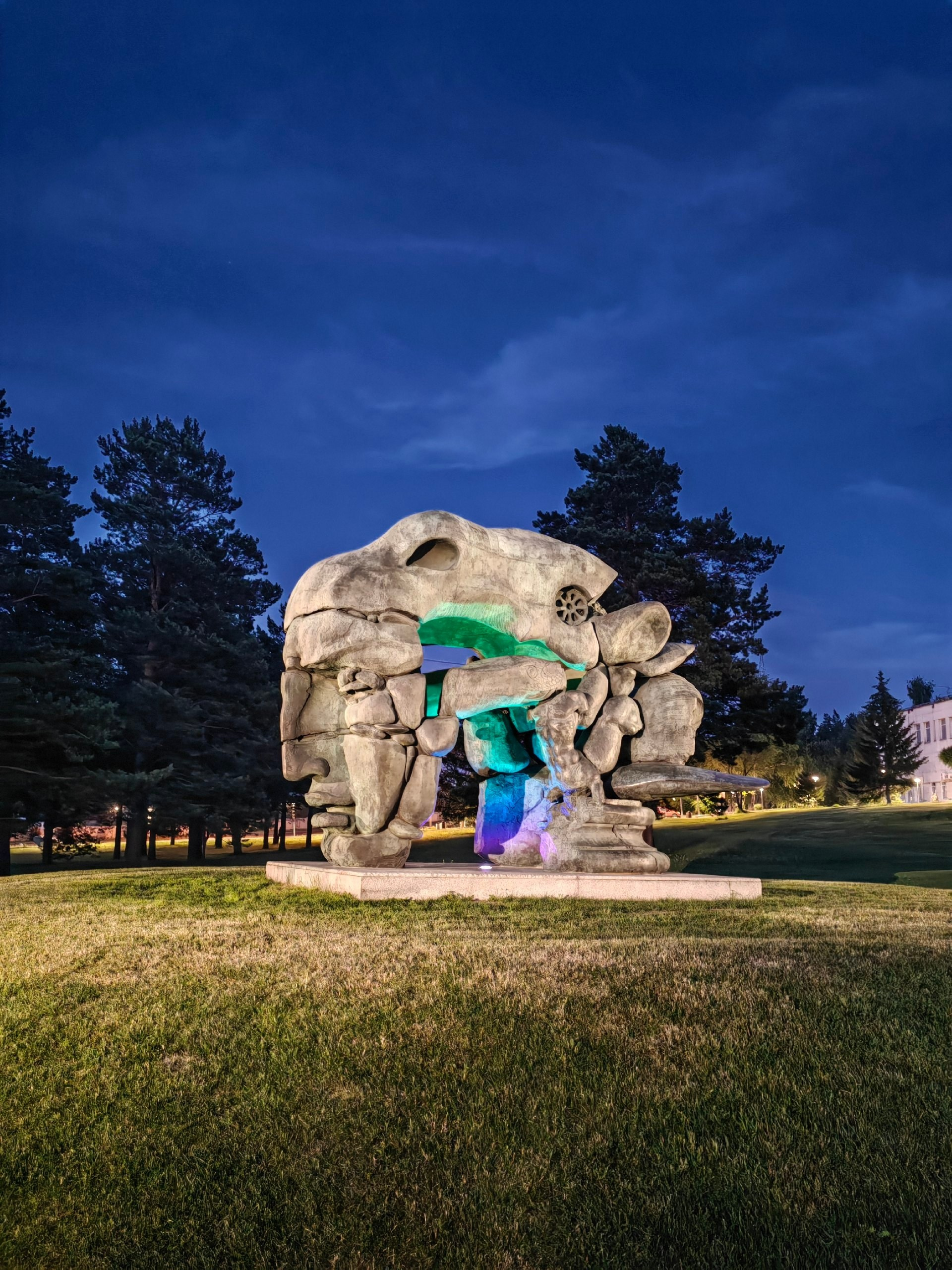 экскурсии Красноярск достопримечательности интересные места в Красноярске что посмотреть где побывать Сибирь скульптура Трасформация скульптор Даши Намдаков памятник СФУ фотосессия фотограф Красноярск индивидуальный личный гид по городу путеводитель Красноярск туризм