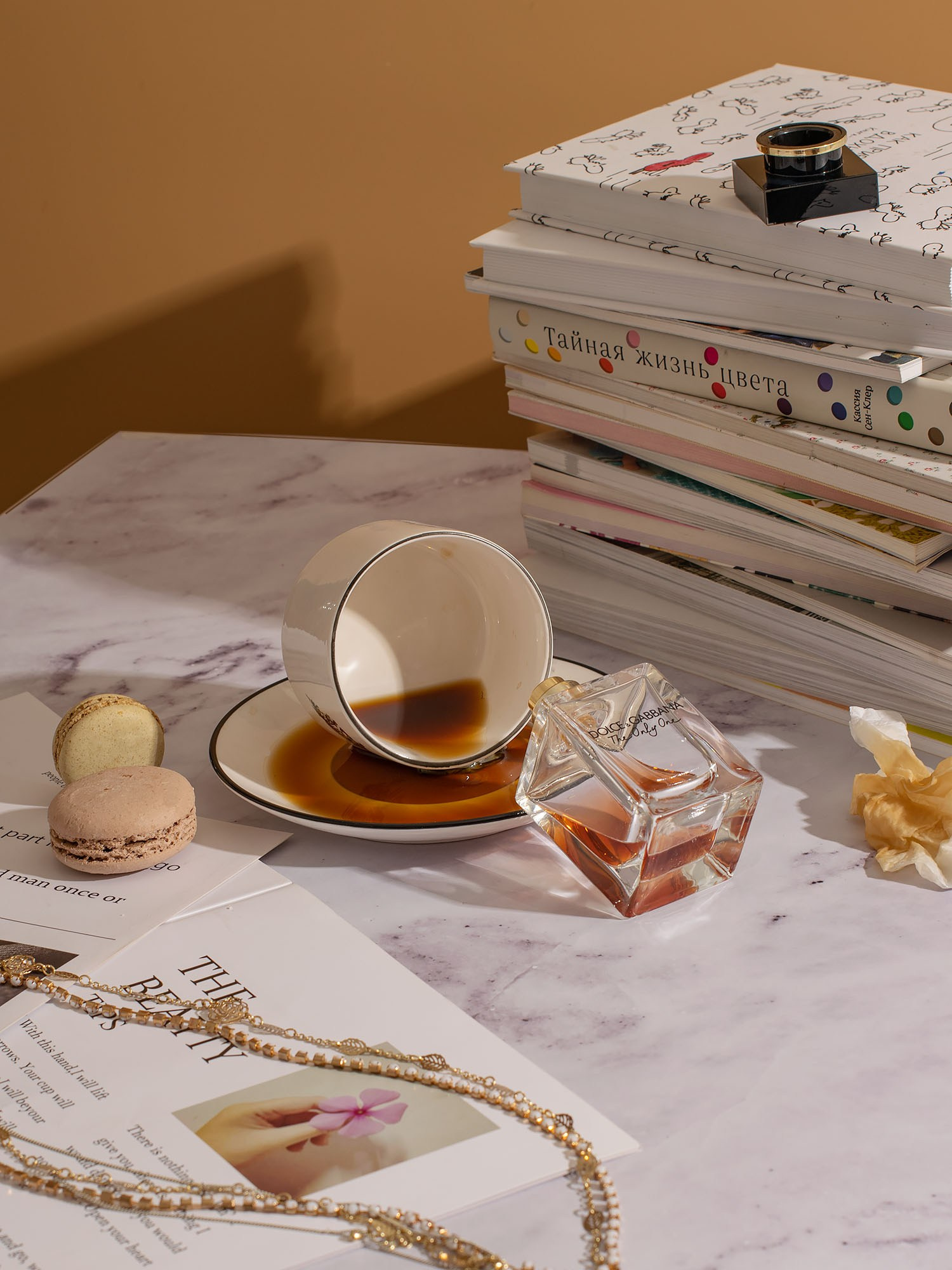 Творческая фотосъемка - чашка кофе и парфюм