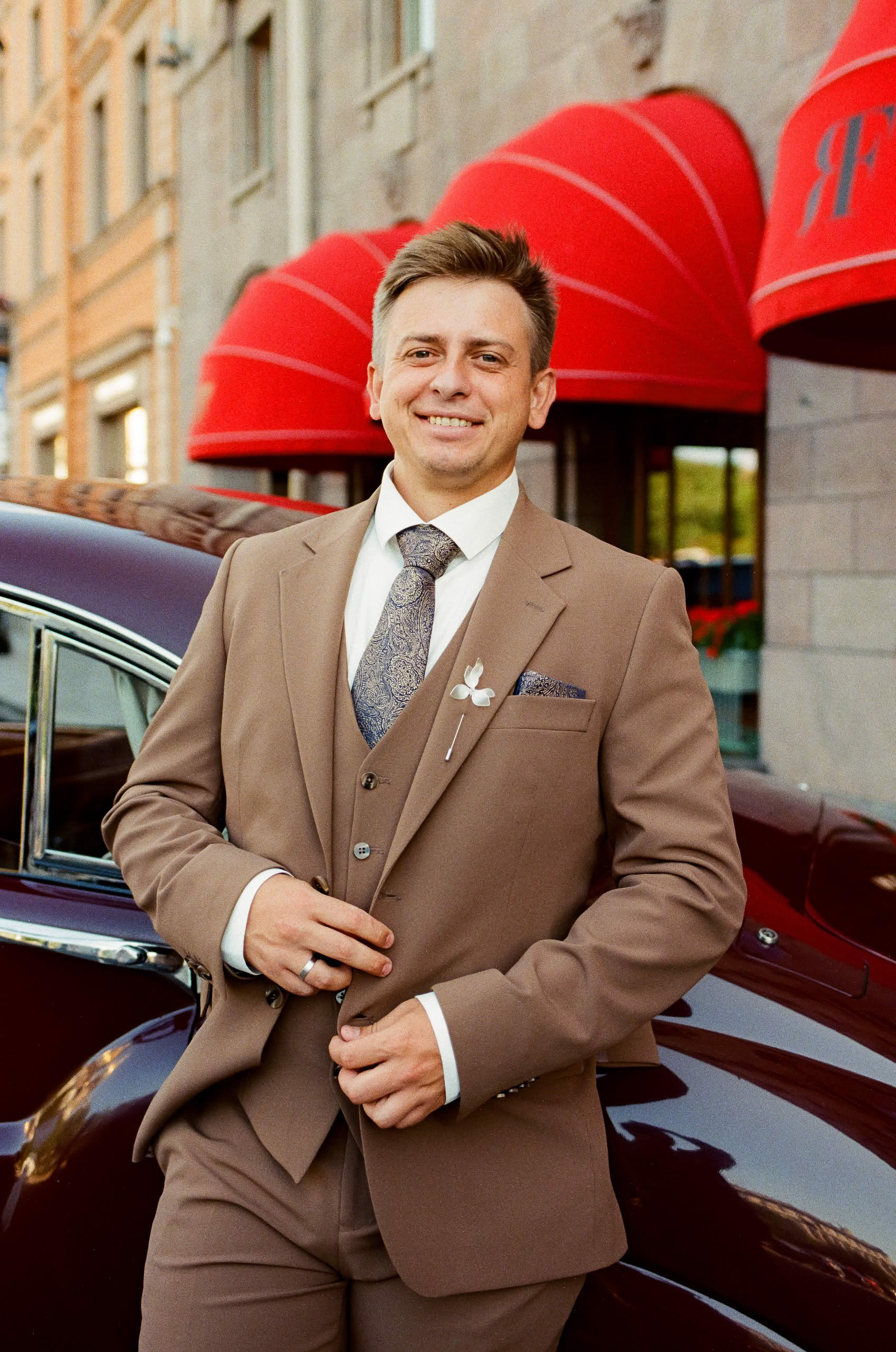 Портрет жениха рядом с винтажным Jaguar в центре Санкт-Петербурга.