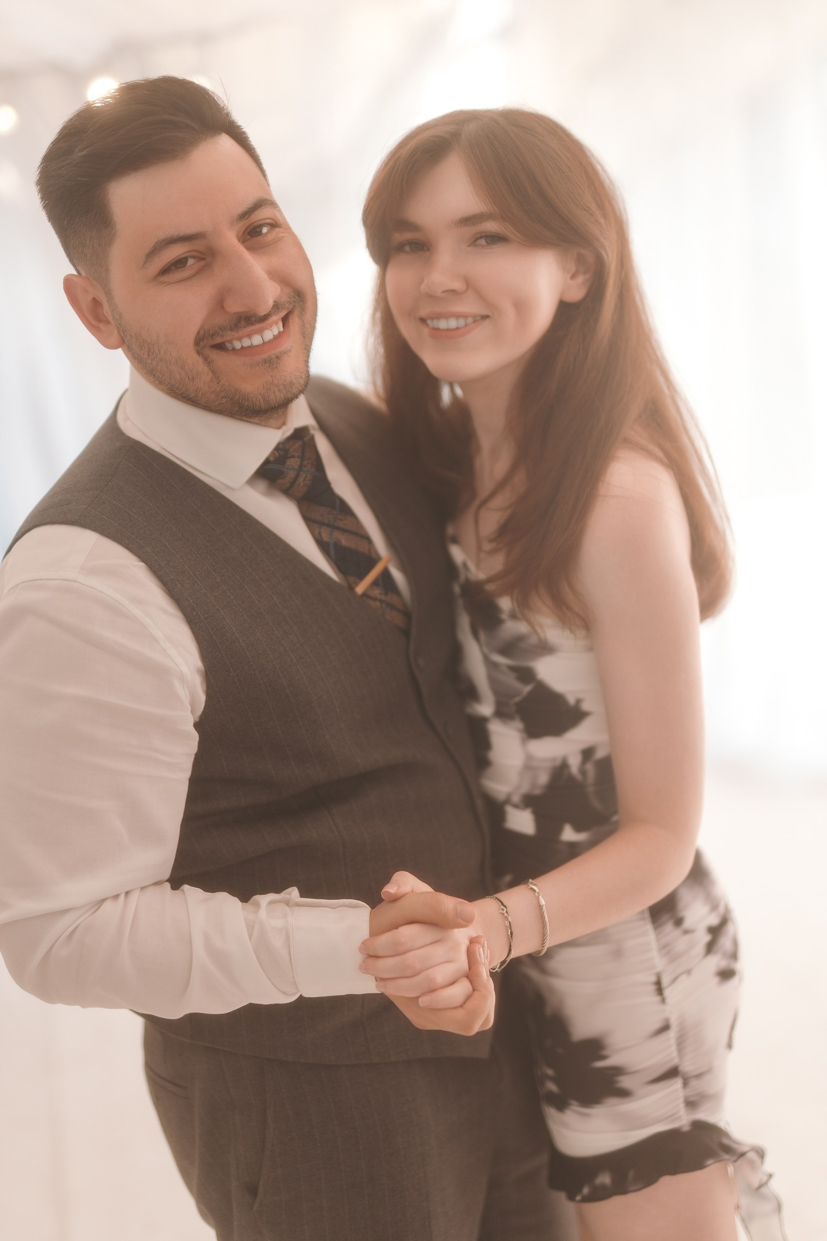 Свадьба 7 июня 2026 года — фотосессия, ЗАГС и банкет в шатре «Под облаками» в Нагаево с ведущим Артуром Ильясовым