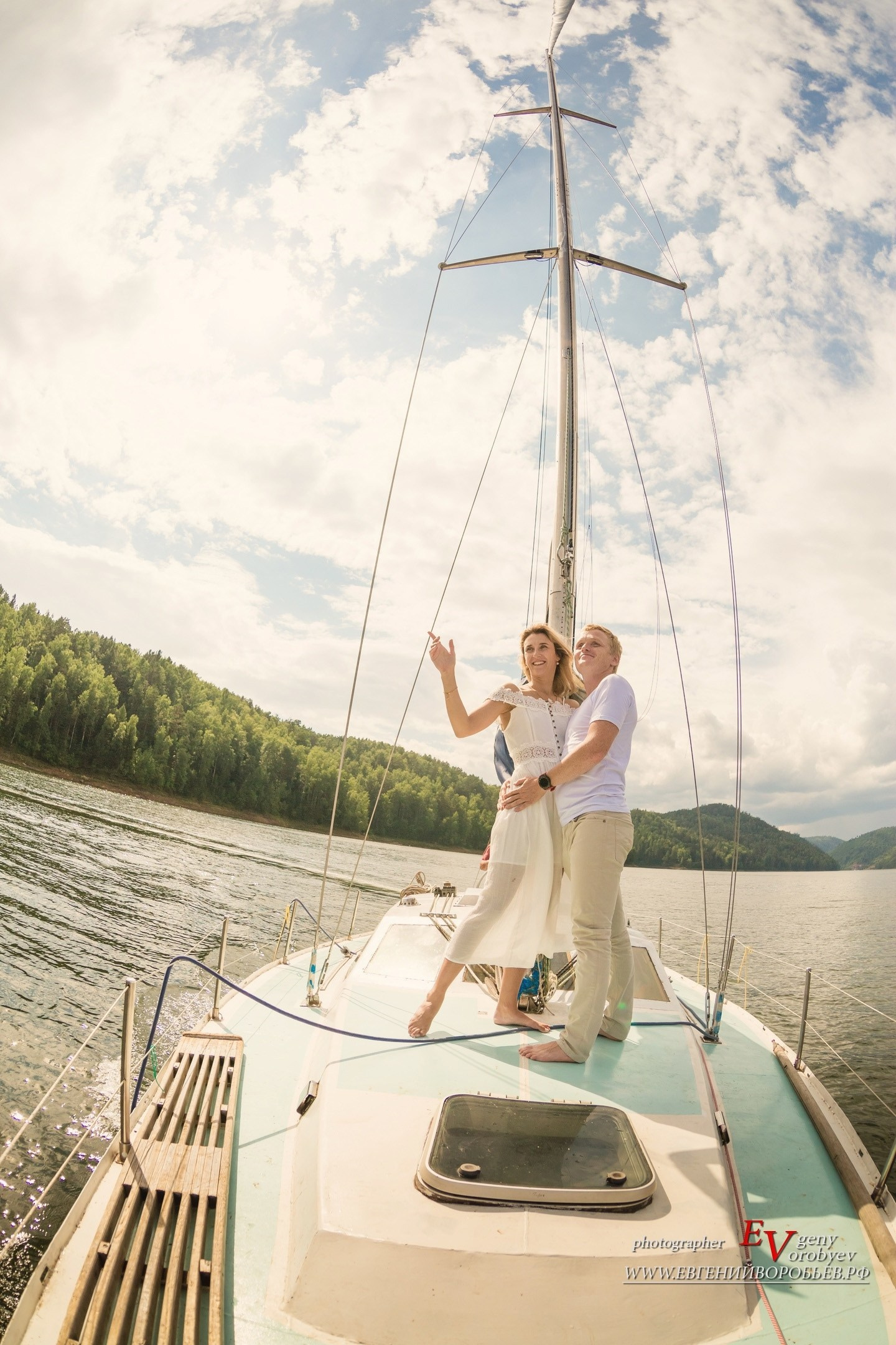 фотосессия прогулка по Красноярскому морю на парусной яхте красивая девушка платье поза лавстори романтическая фотограф идея место образ прокат аренда яхты Бирюса цариские воротапутешествие Енисей заказать цена стоимость фото видеосъёмка