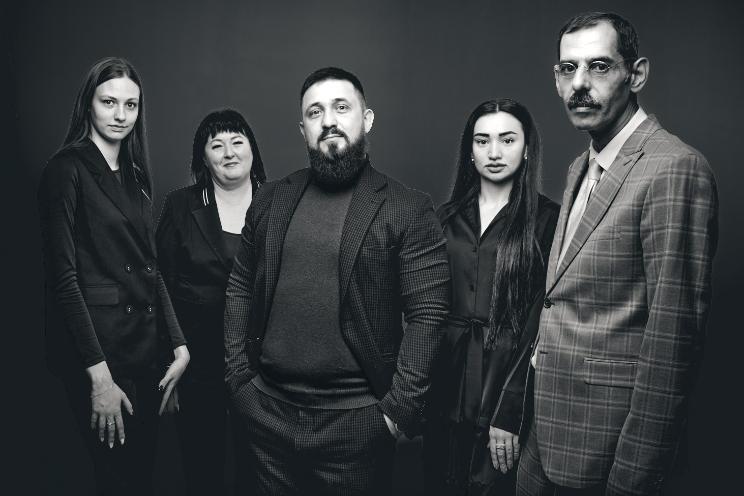 Деловая фотосессия юристов: групповой художественный портрет в студии на черном фоне