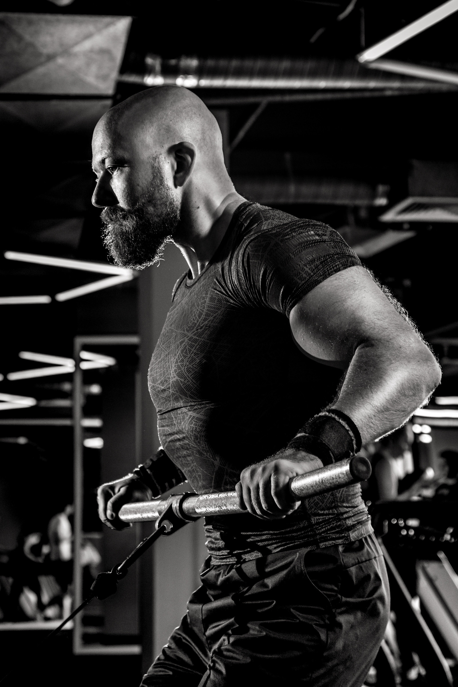 Профессиональная фитнес спортивная фотосессия спортсмена тренера в тренажере в тренажерном зале в Московской области