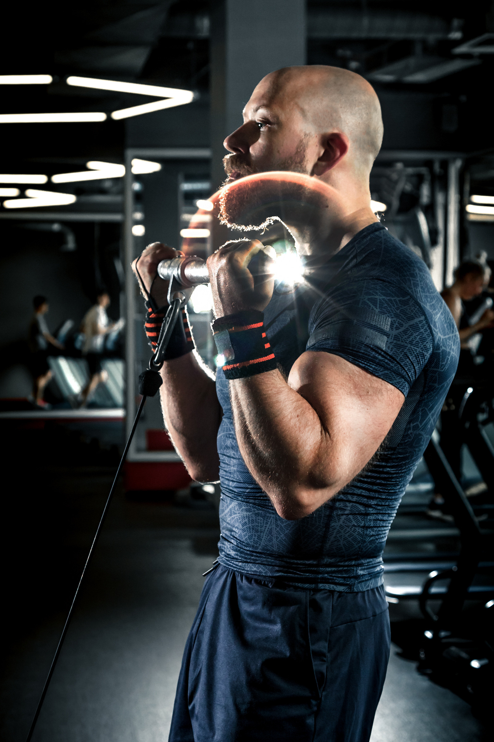 Профессиональная спортивная фитнес-фотосессия спортсмена в тренажерном зале в Москве.