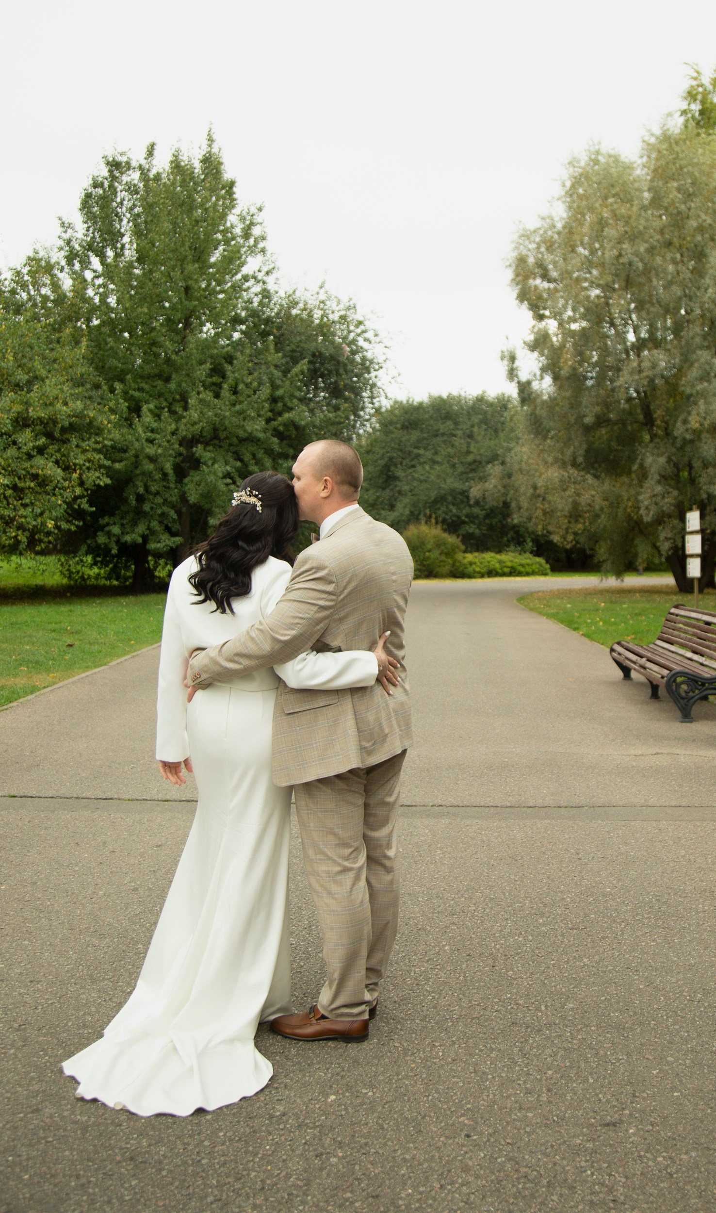 Свадебная фотосессия бракосочетания во Дворце Алексея Михайловича в Коломенском в Москве для Ирины и Андрея. Фотосессия в студии в Москве от профессионального фотографа услуги по доступным ценам