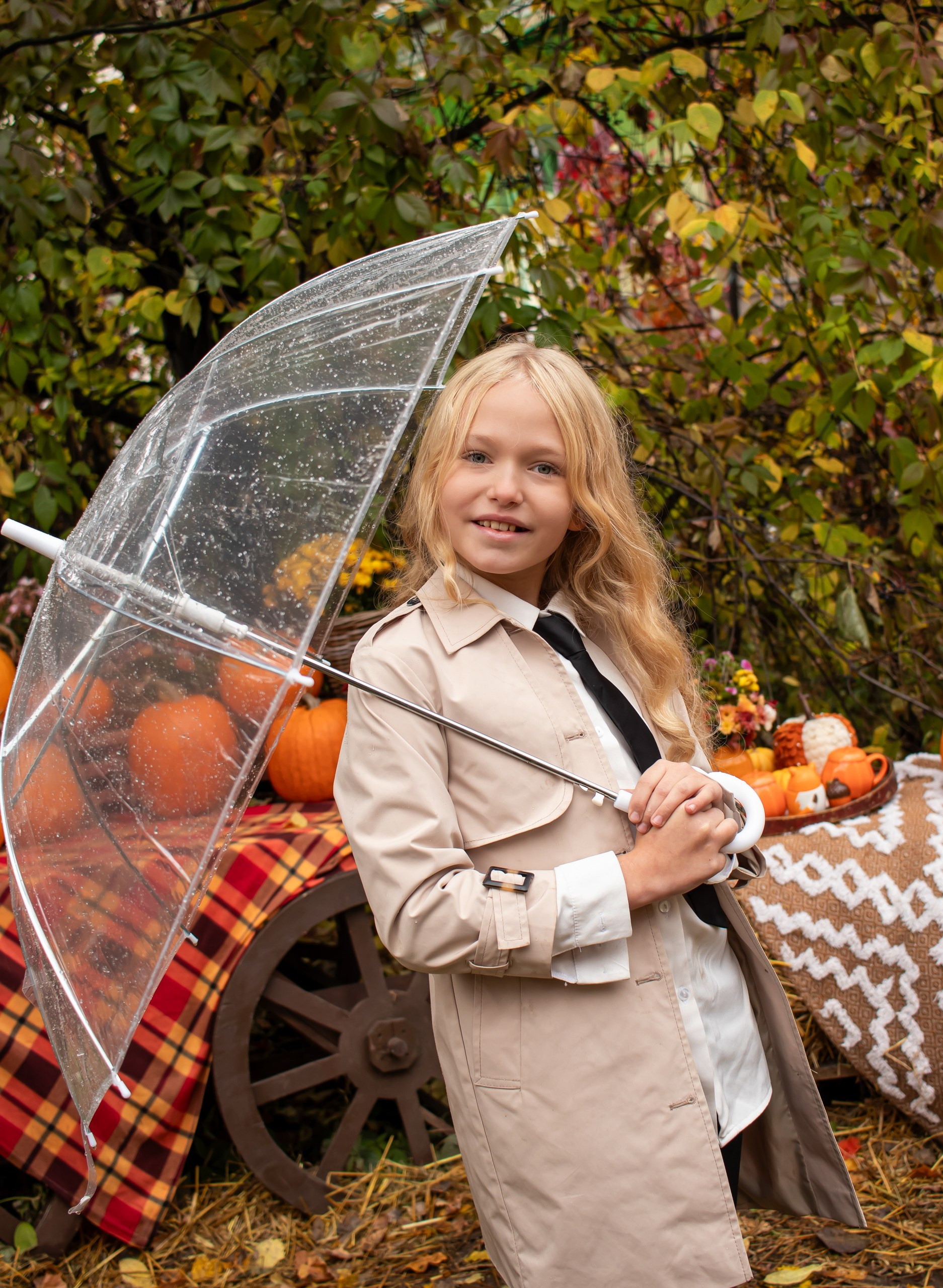 Девочка в плаще среди осенних тыкв, фотосъёмка, фотограф Карасёва Елена