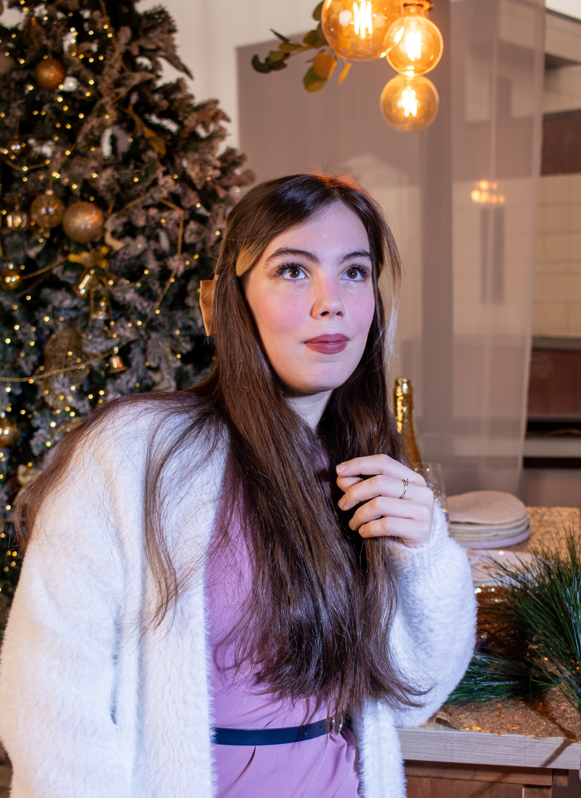 Женский новогодний портрет — мама в праздничном образе возле ёлки