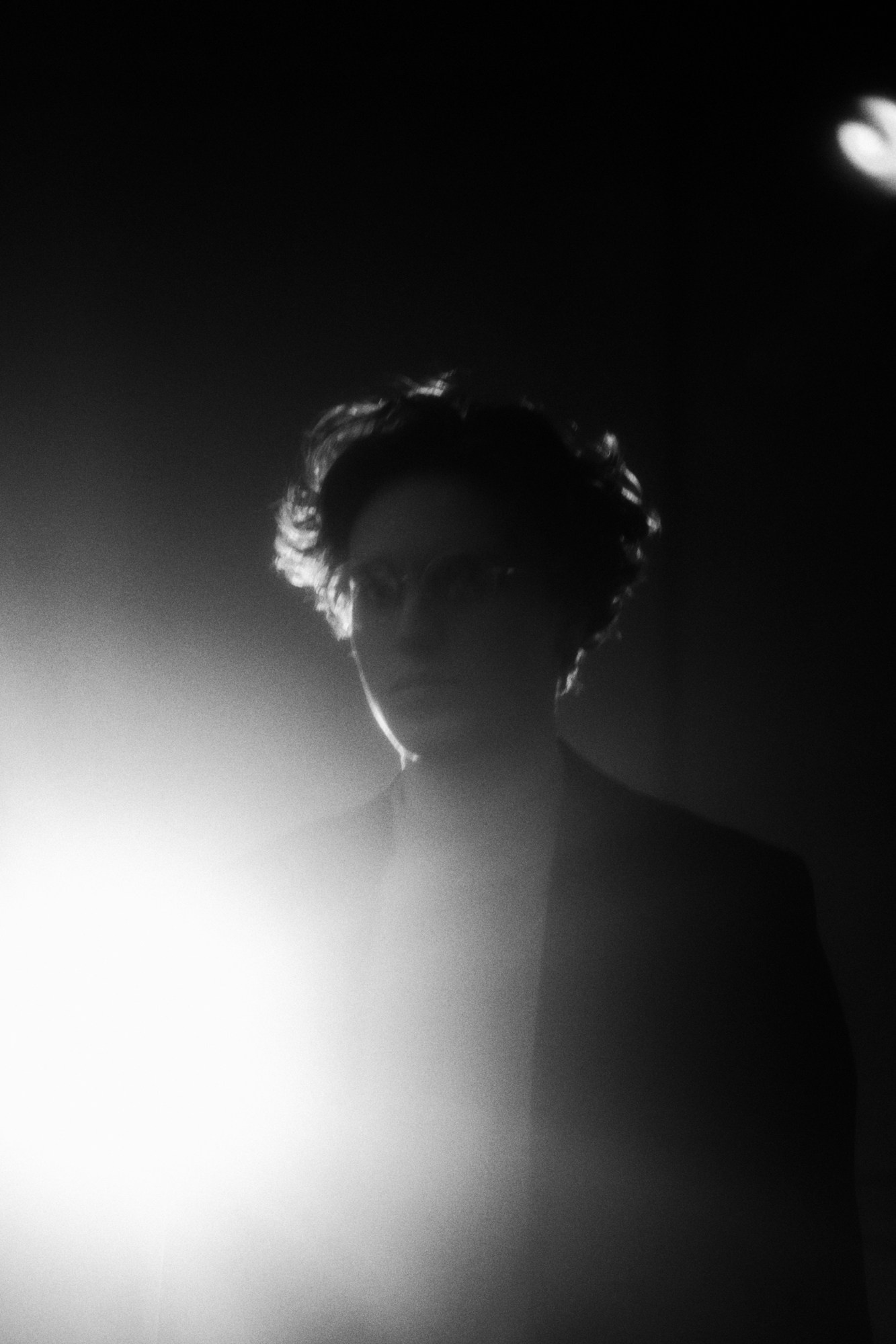 Идеи для фотосессии парня в студии. Стильный мужской портрет в темноте