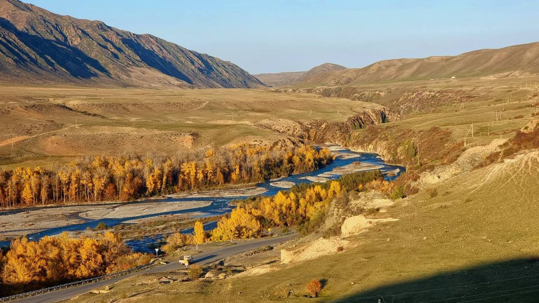 Melon Travel в Алматы: экскурсии и джип туры в Чарынский каньон, озера Каинды, Кольсай, Иссык, национальный парк Алтын Эмель