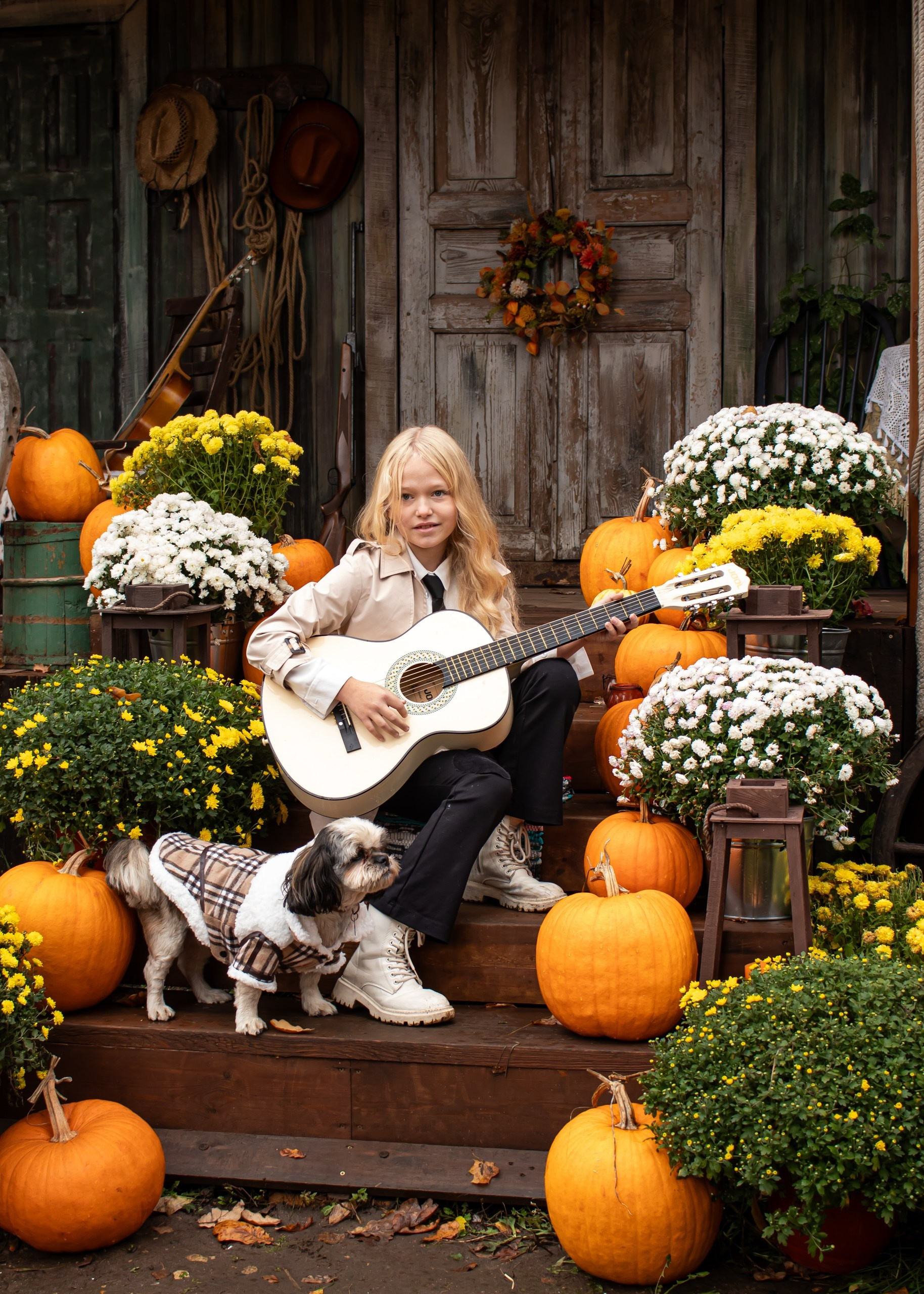 Девочка играет с собакой на фоне тыкв и цветов, осенняя локация, фотограф Карасёва Елена