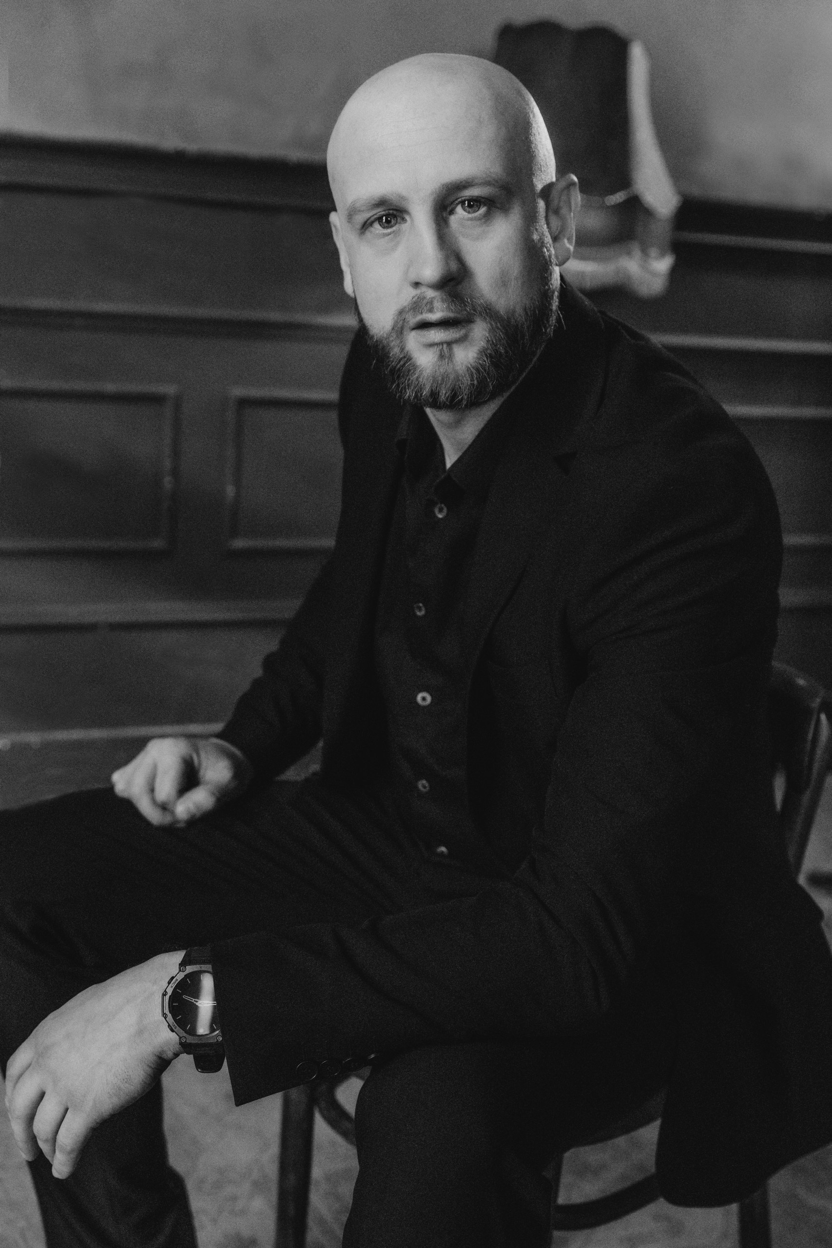 Авторский портрет мужчины для оформления экспертных страниц и образовательных статей, интерьерная фотосъемка в Петербурге.