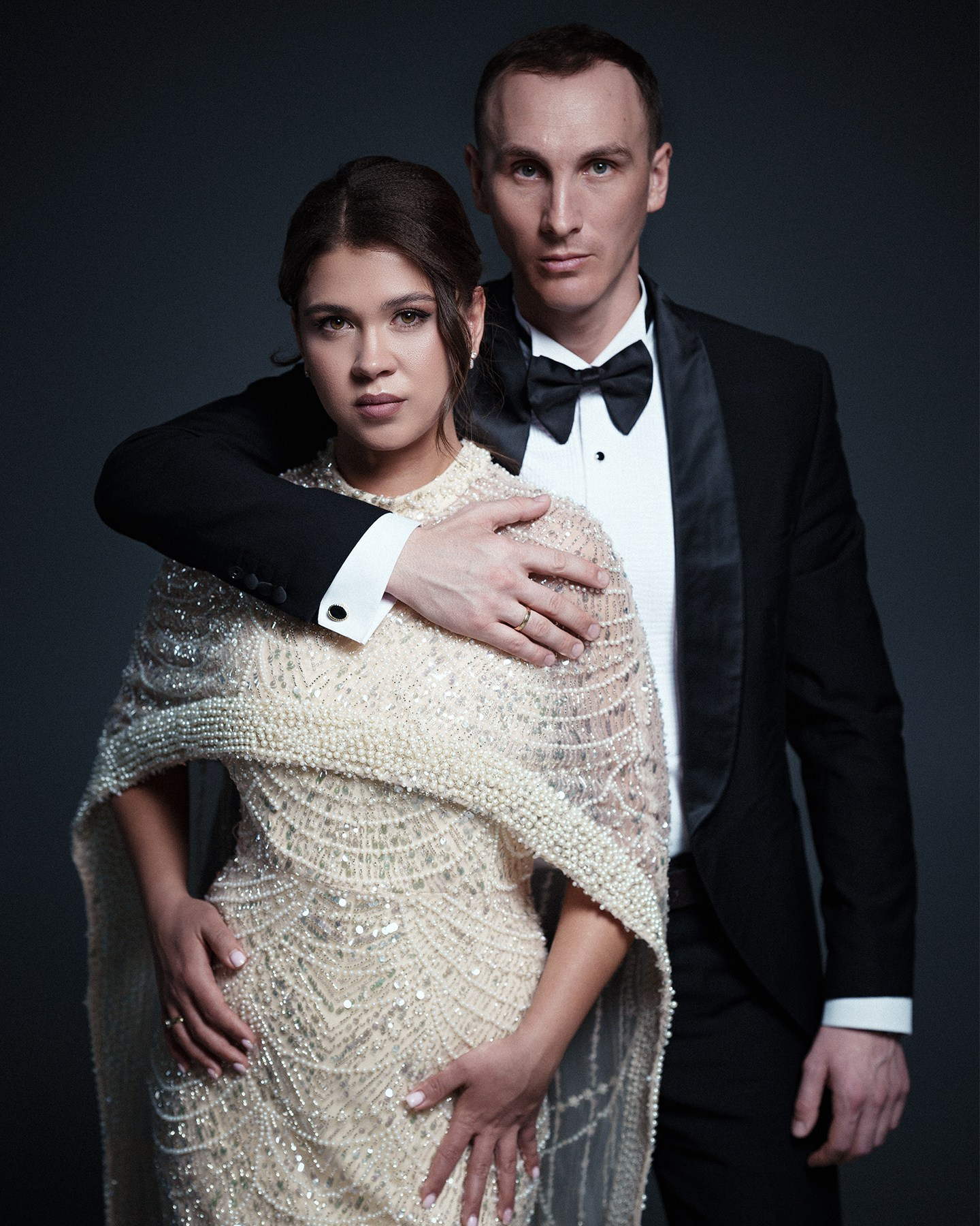 Мужской образ в смокинге для семейной фотосессии в студии