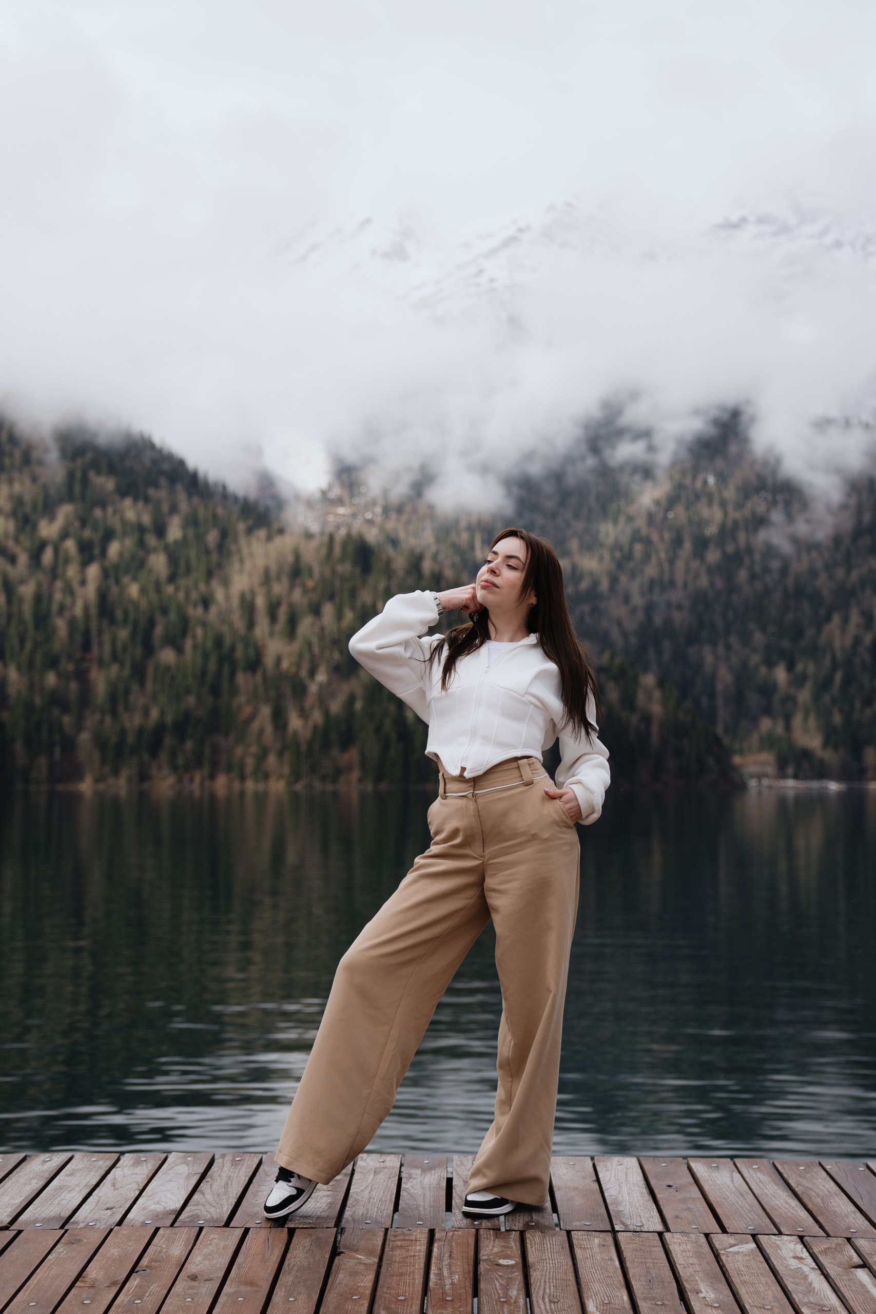 Эстетичные кадры в горах Абхазии в тумане и облаках