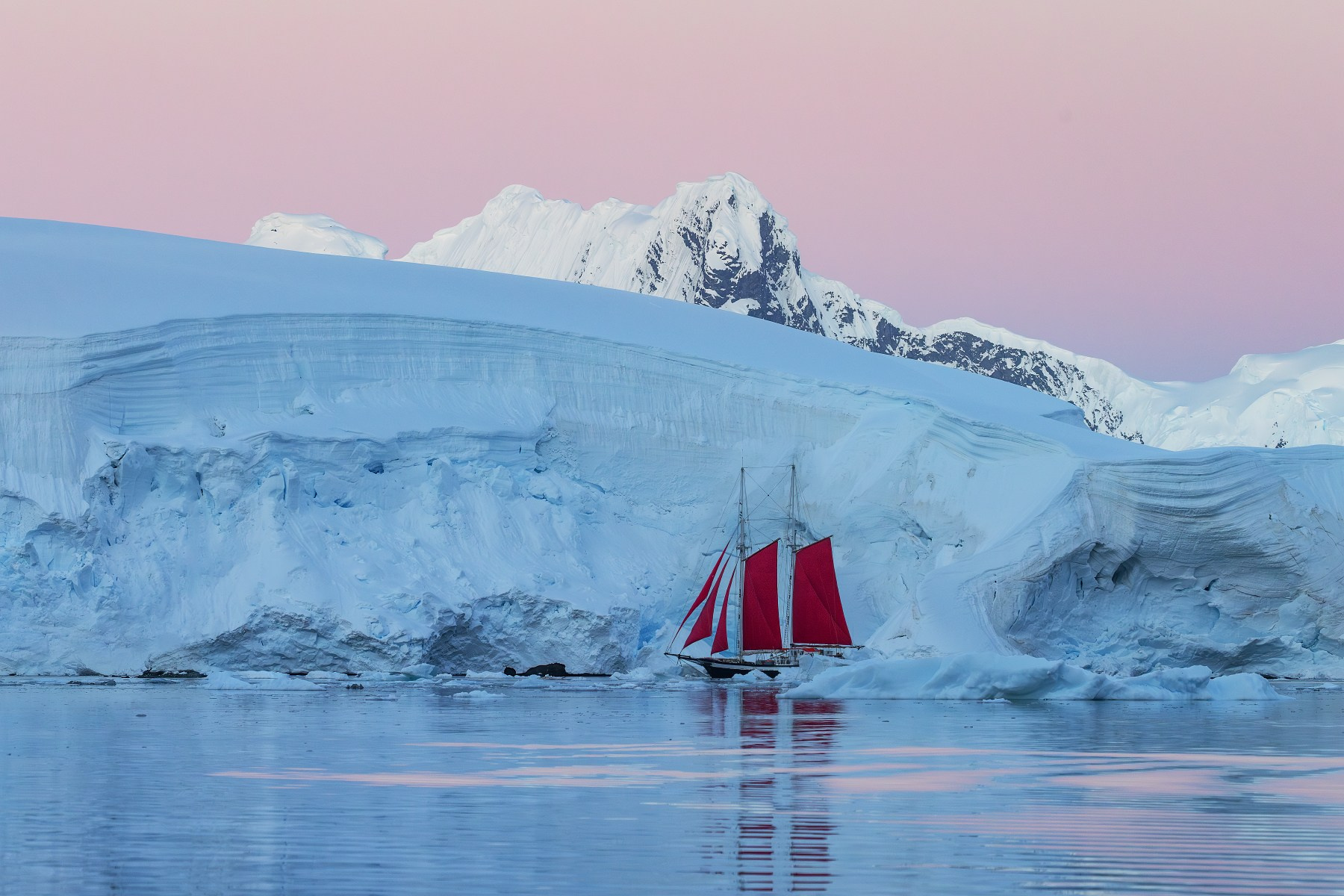 Антарктида, шхуна в заливе Парадайс