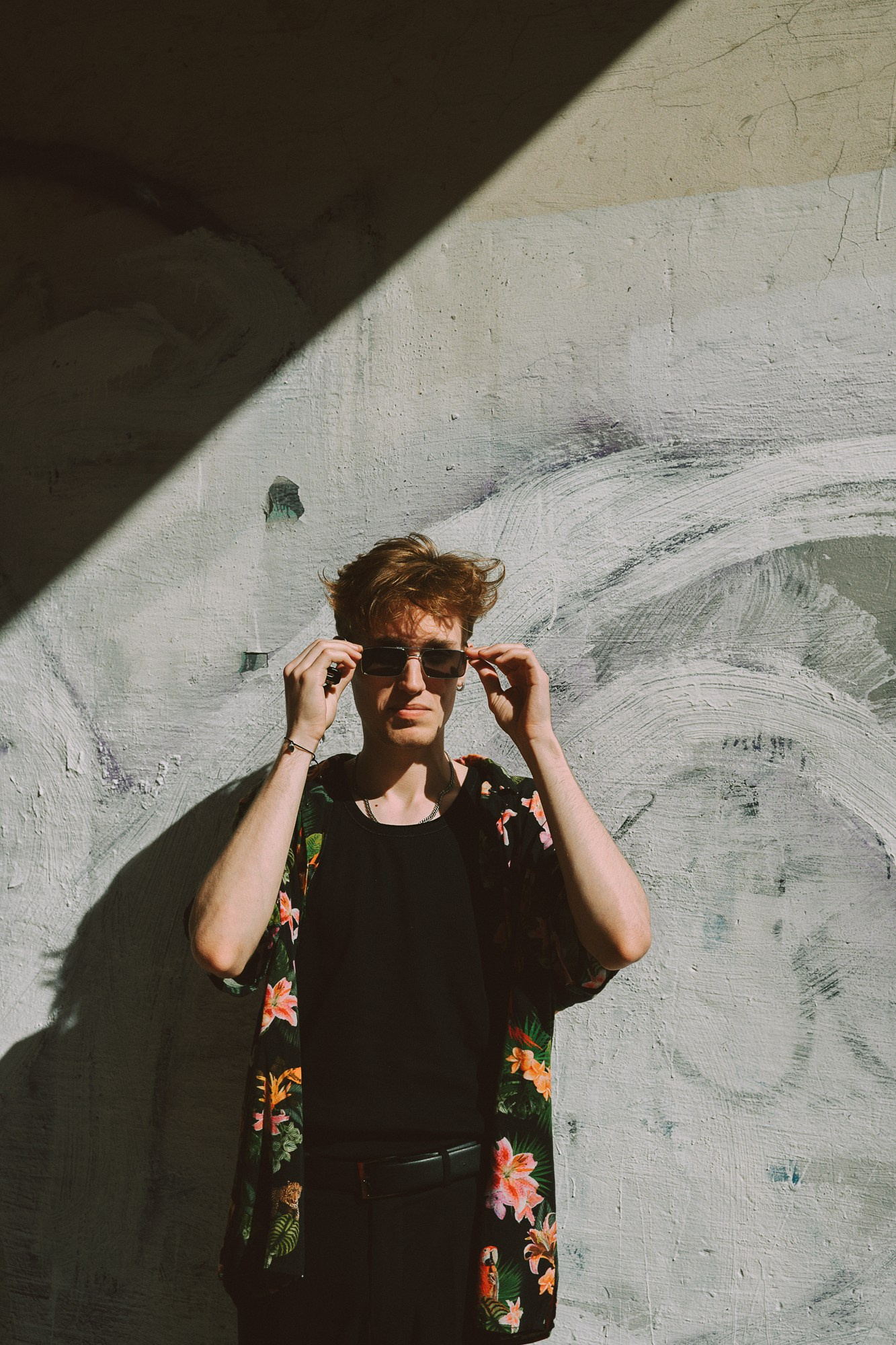 Стрит-фотосессия в Тюмени — Surf Coffee, Бар Двор. Портретный фотограф Тюмень Дарья Мустафина