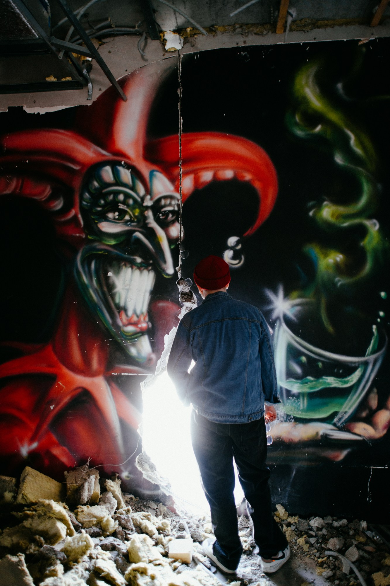 Атмосферная съемка в заброшенном клубе, мужской образ, фактурные стены и свет, Тюмень