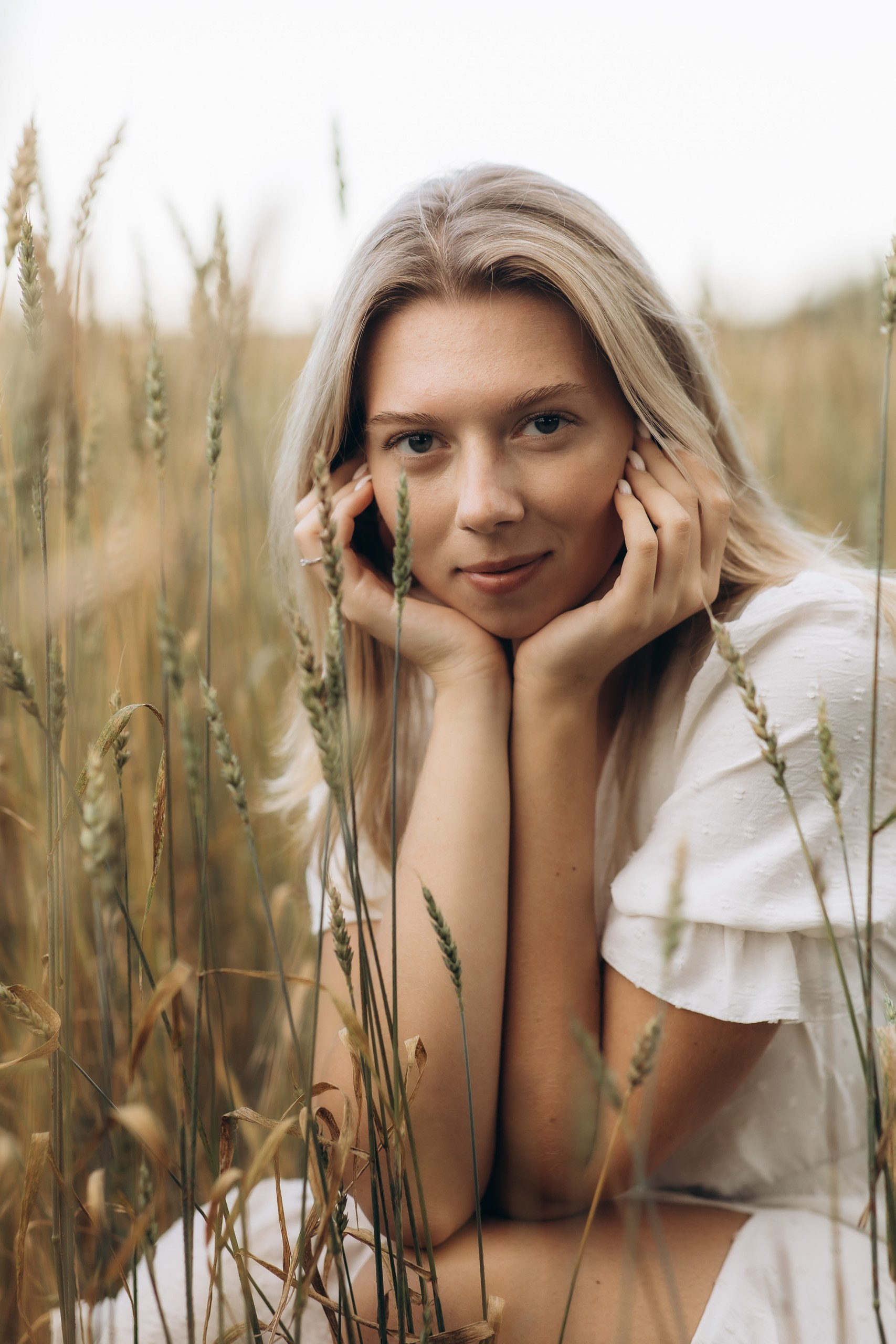 Женская фотосессия в пшеничном поле