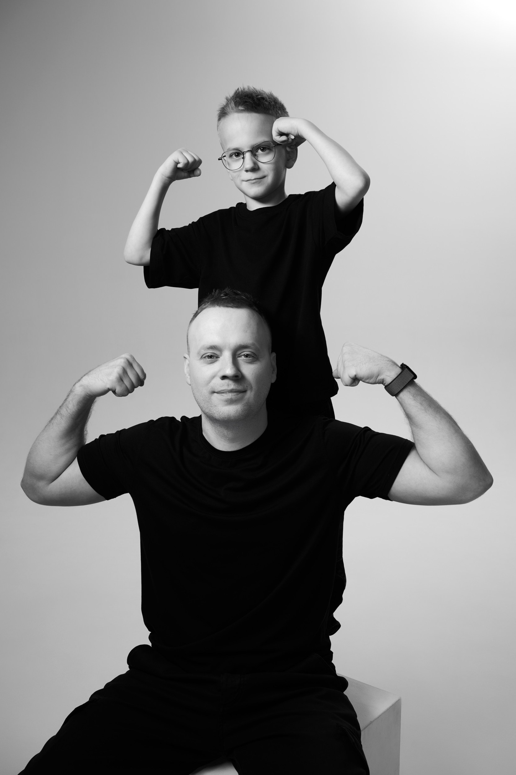 Контрастный чёрно-белый семейный портрет в студии