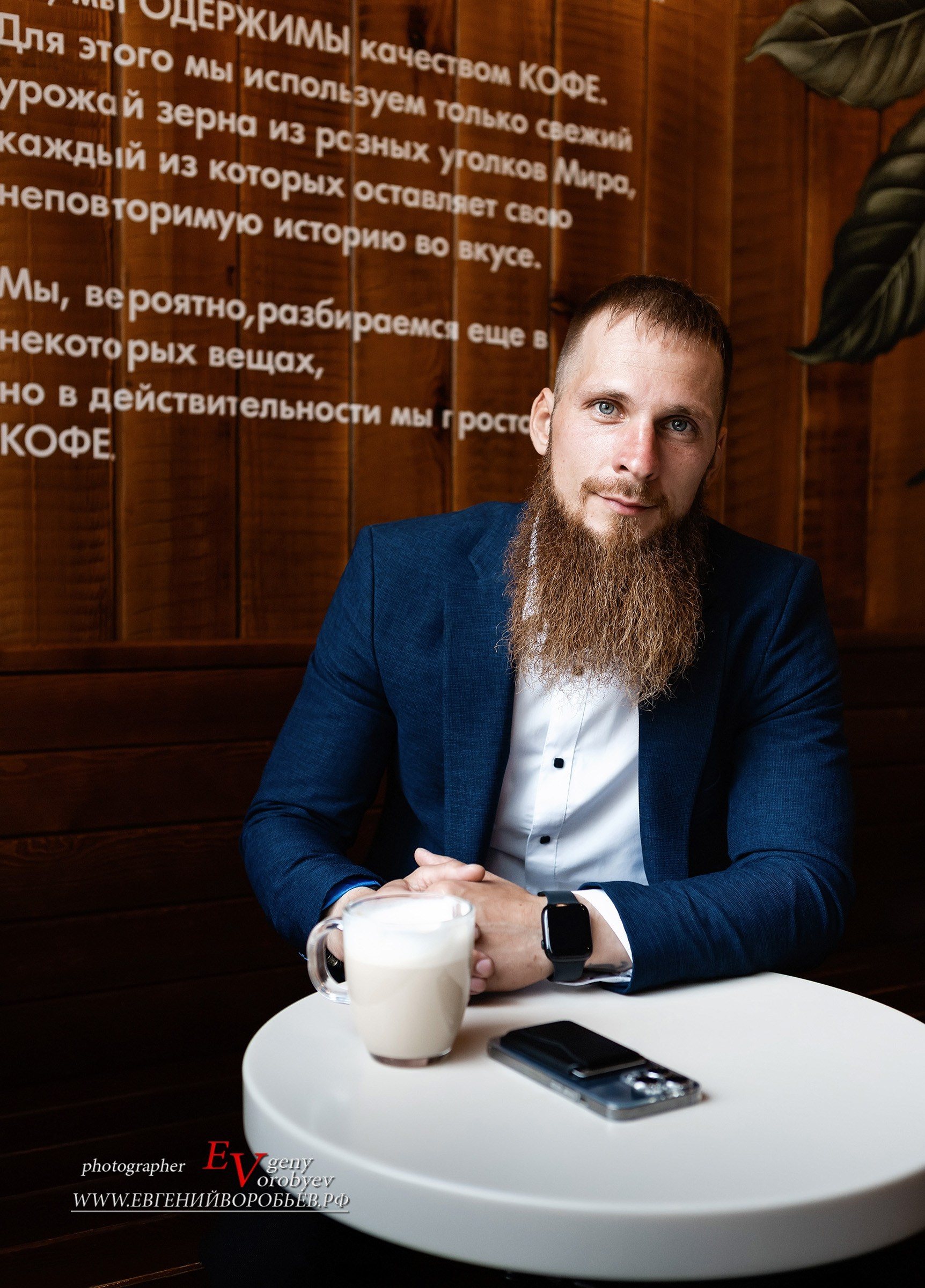 Мужская деловая бизнес фотосессия фотограф Красноярск деловой портрет брутальный стиль мужской ИИ идея место образ костюм пример фото заказать фотосъёмка цена стоимость позыдля мужской фотосессии