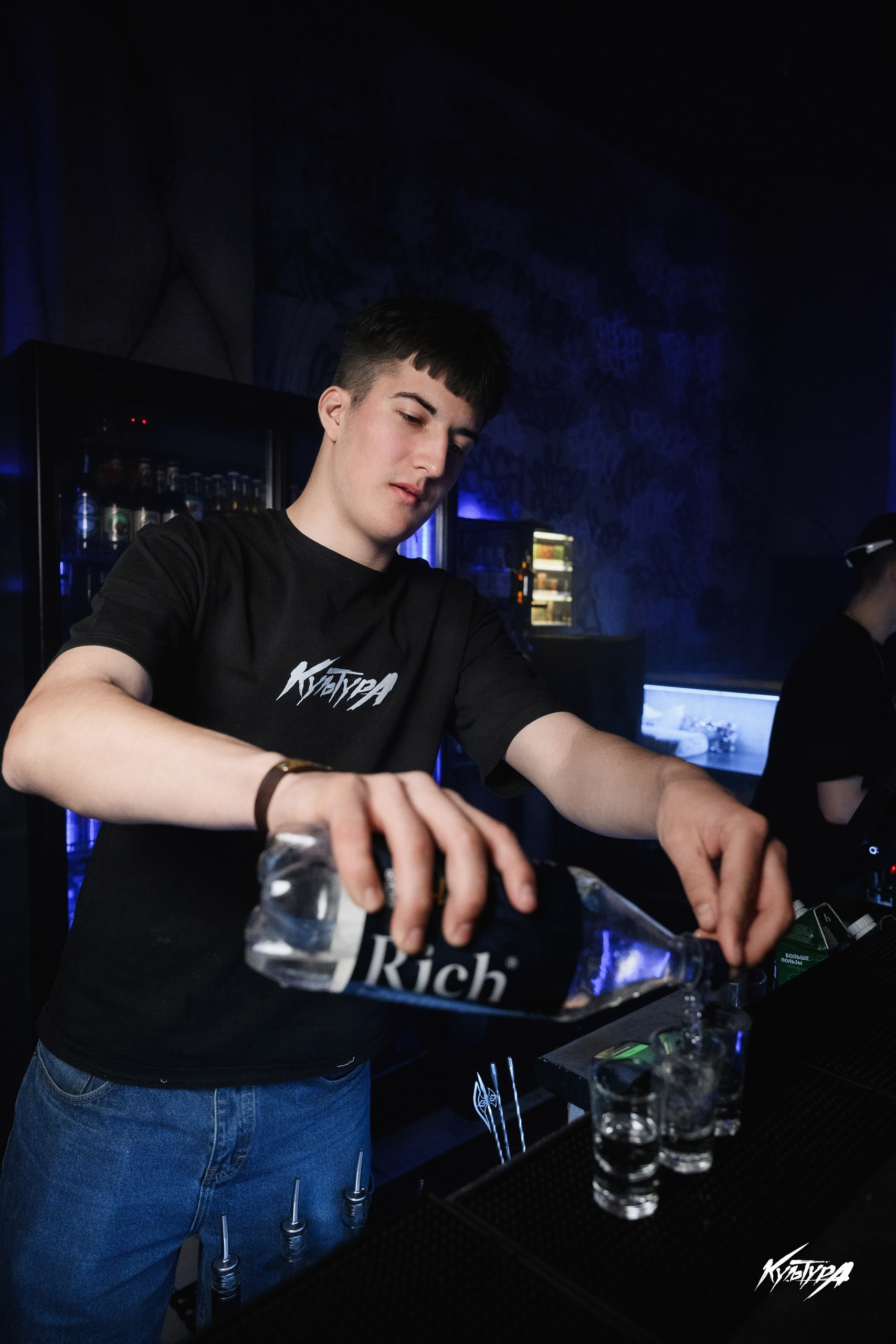 Фотосъемка в ночном клубе Петропавловска-Камчатского. Репортажная съемка вечеринки в клубе Петропавловска-Камчатского. Профессиональная съемка ночных клубов в Петропавловске-Камчатском. Яркие эмоции и живая атмосфера ночного клуба на фото в Петропавловске-Камчатском. Стоимость репортажной съемки в ночном клубе Петропавловска-Камчатского.