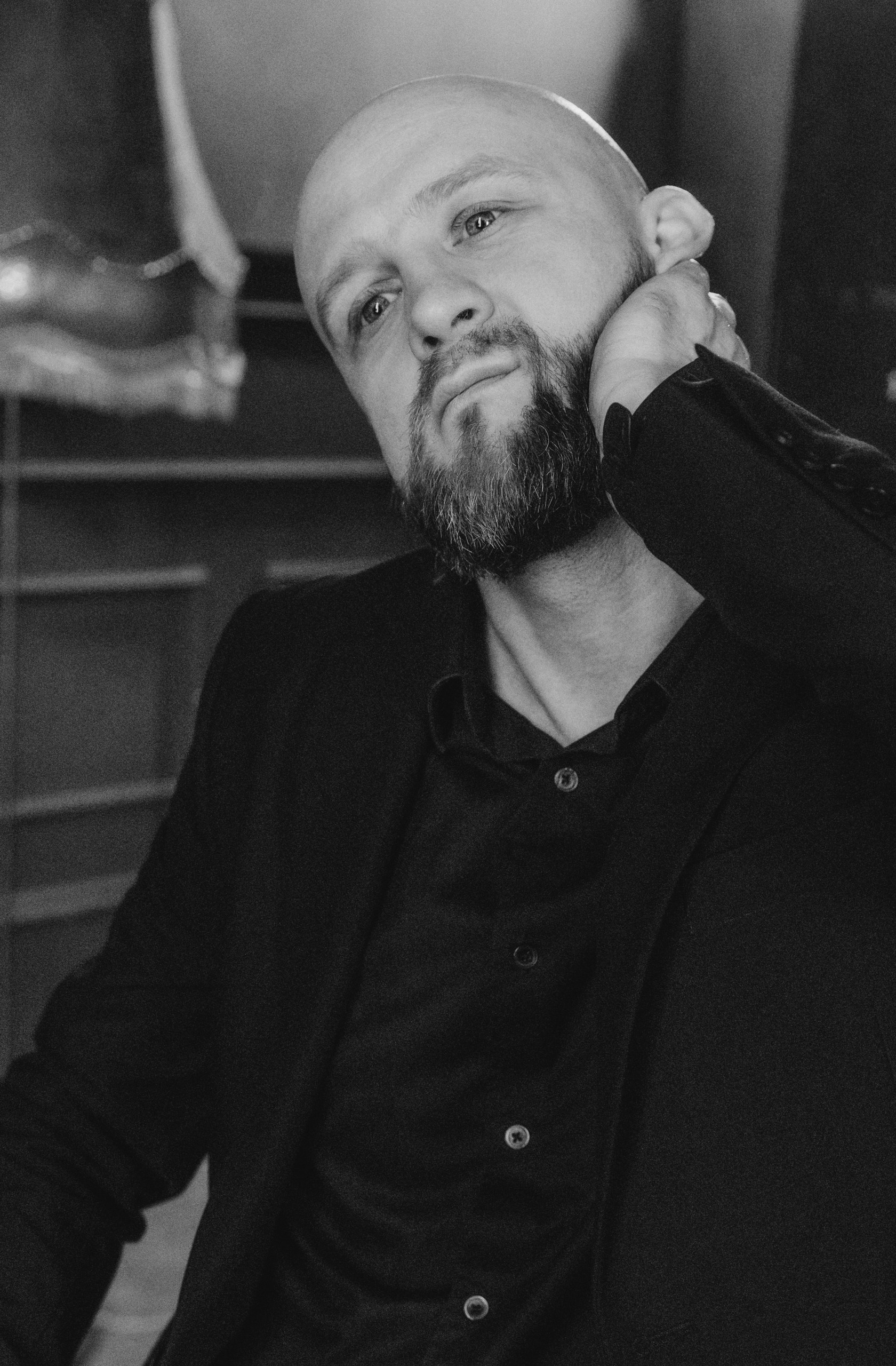 Портрет мужчины в деловой атмосфере для экспертного личного бренда, фотосессия эксперта в Санкт-Петербурге.