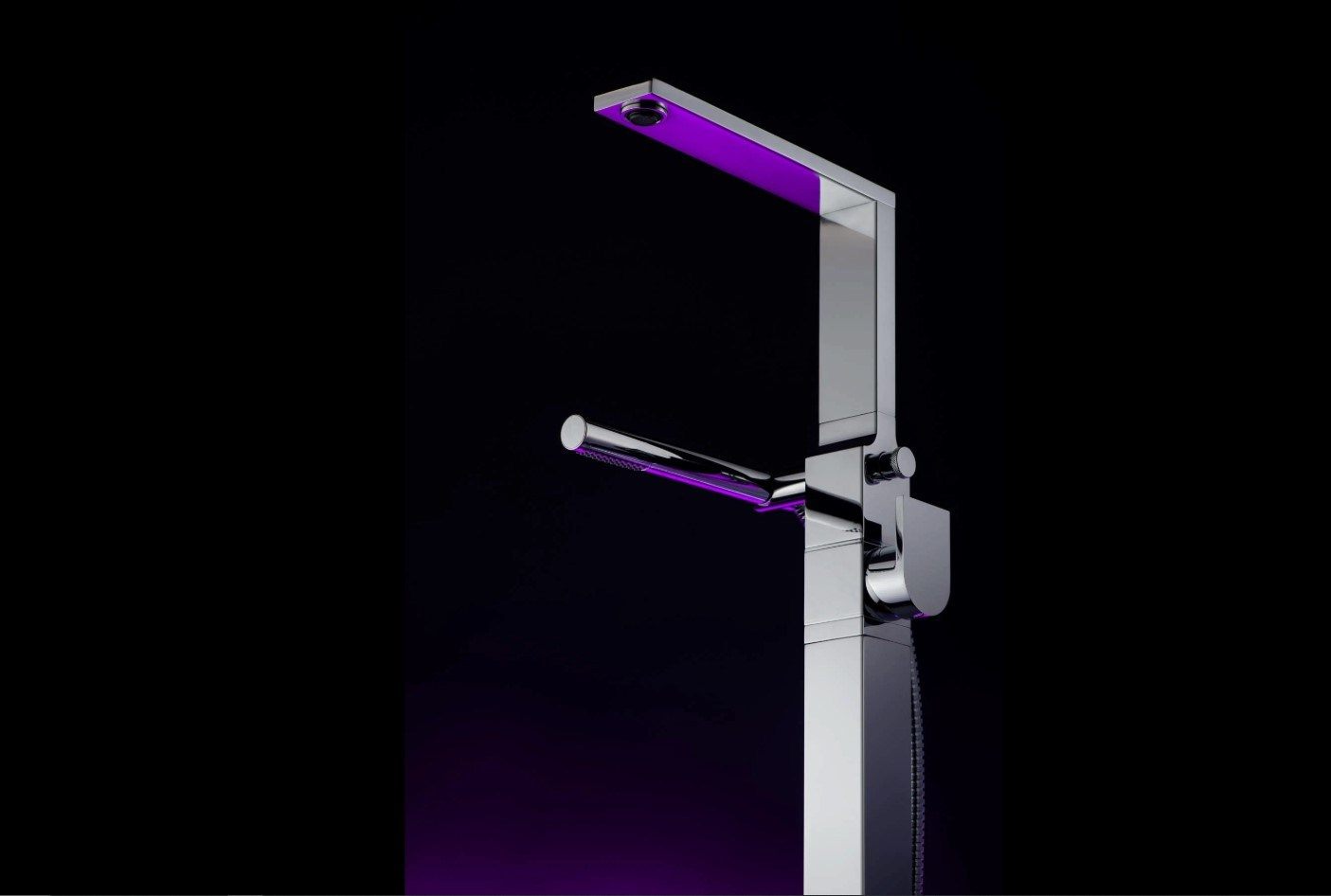 дизайнерский смеситель с декоративной подсветкой в профессиональной студийной съёмке