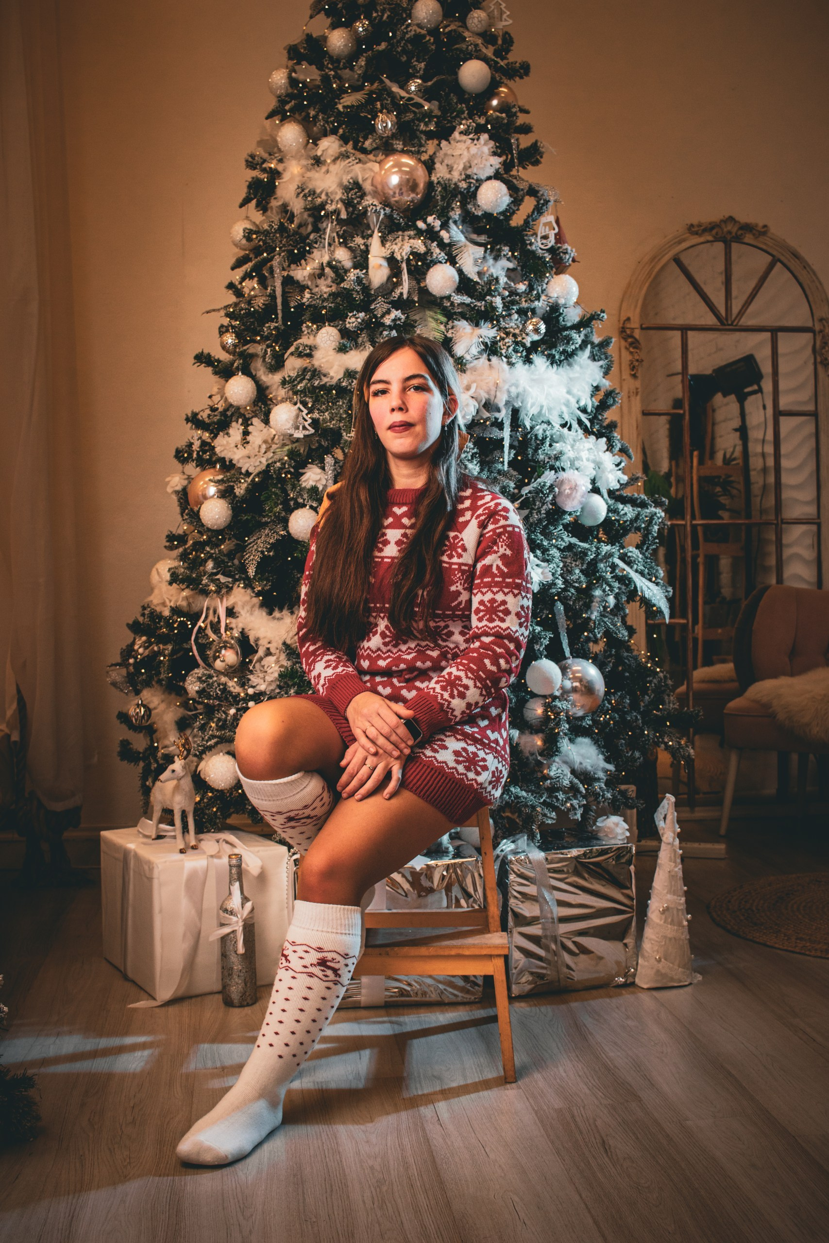 Мама в ярком новогоднем образе сидит у ёлки, фотограф Карасёва Елена