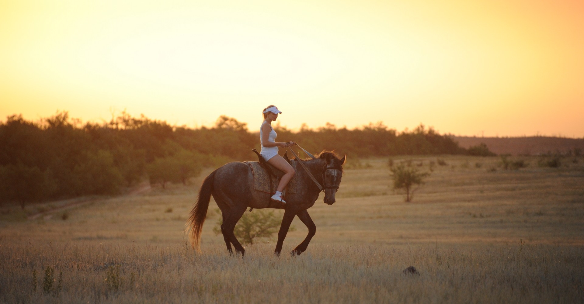 Индивидуальный и свадебный фотограф в Волгограде. Студийный съемки, Интерьерные съемки, Репортажные съемки