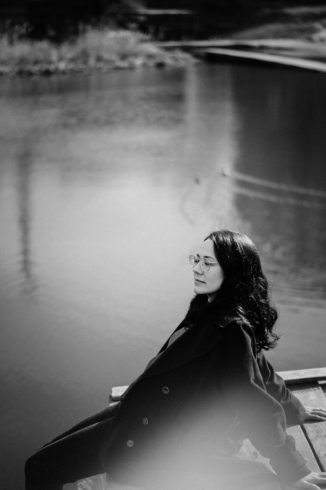 Девушка у воды на деревянном настиле, приглушенные тона, фотосессия Тюмен