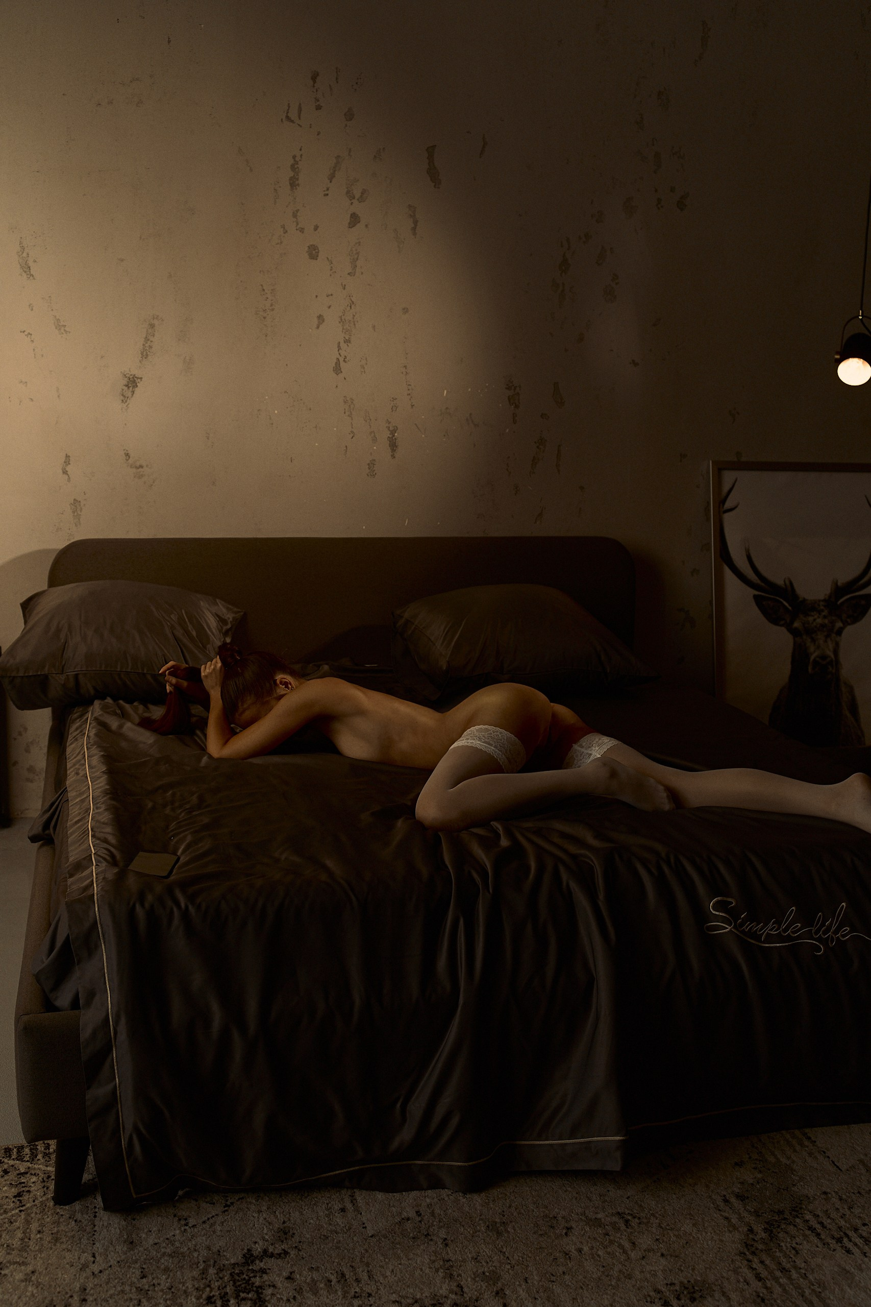 Арт ню фотография Минск — силуэтная съемка в полумраке, акцент на линии тела, доверие к себе