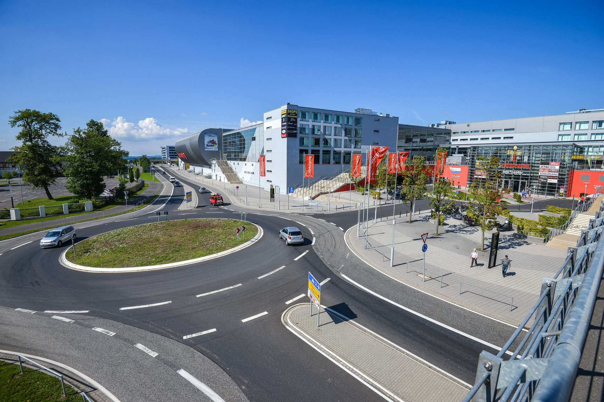 Nürburgring ( Нюрбургринг, в дальнейшем — просто Ринг ), без сомнения, является самой известной гоночной трассой в мире