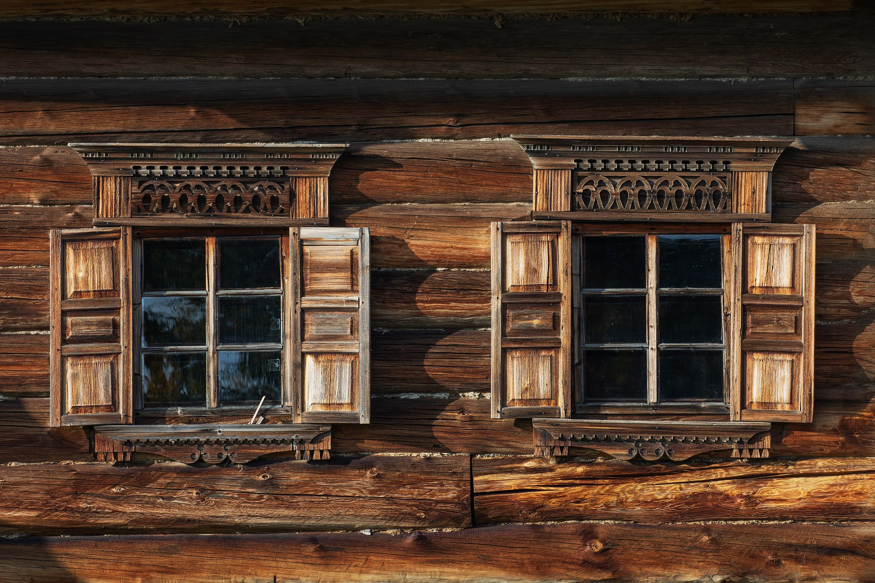 Русский Север, остров Кижи, окна дома крестьянина Бутина из деревни Пялозеро