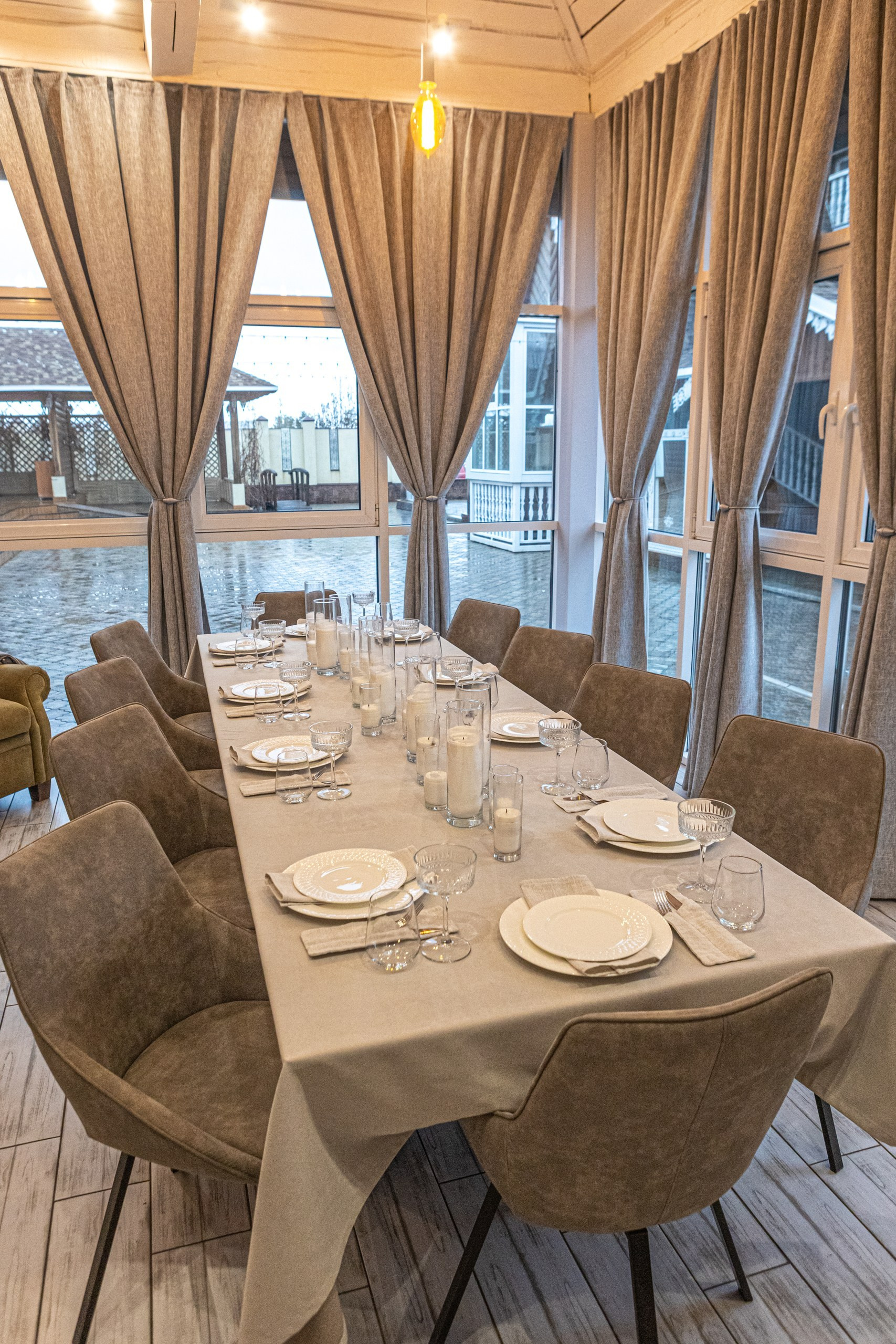 Банкетный зал ресторана «Дача». Фотограф в Оренбурге. Профессиональный фотограф