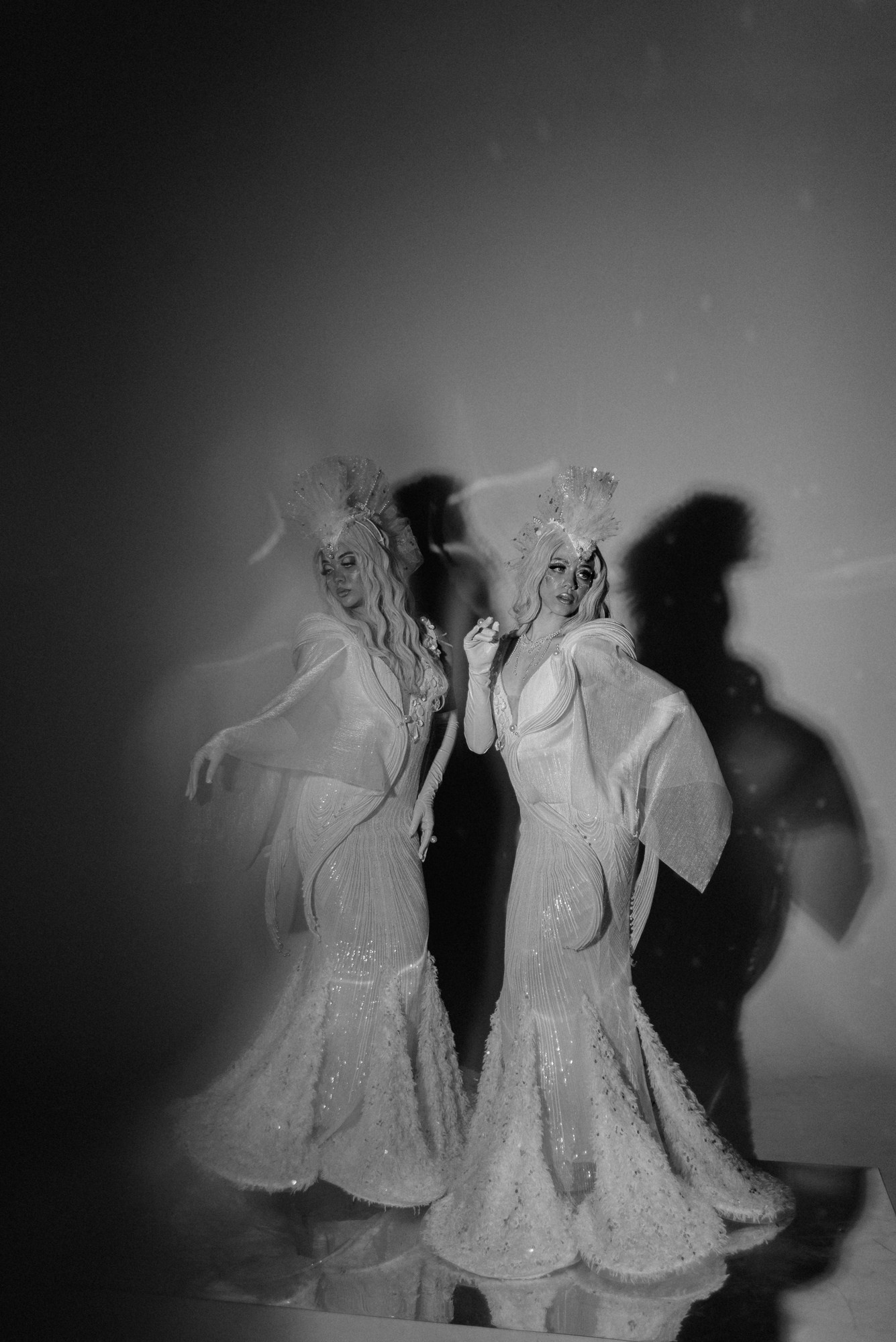 Арт-фотосессия с синим светом на циклораме. Портретный фотограф Тюмень Дарья Мустафина