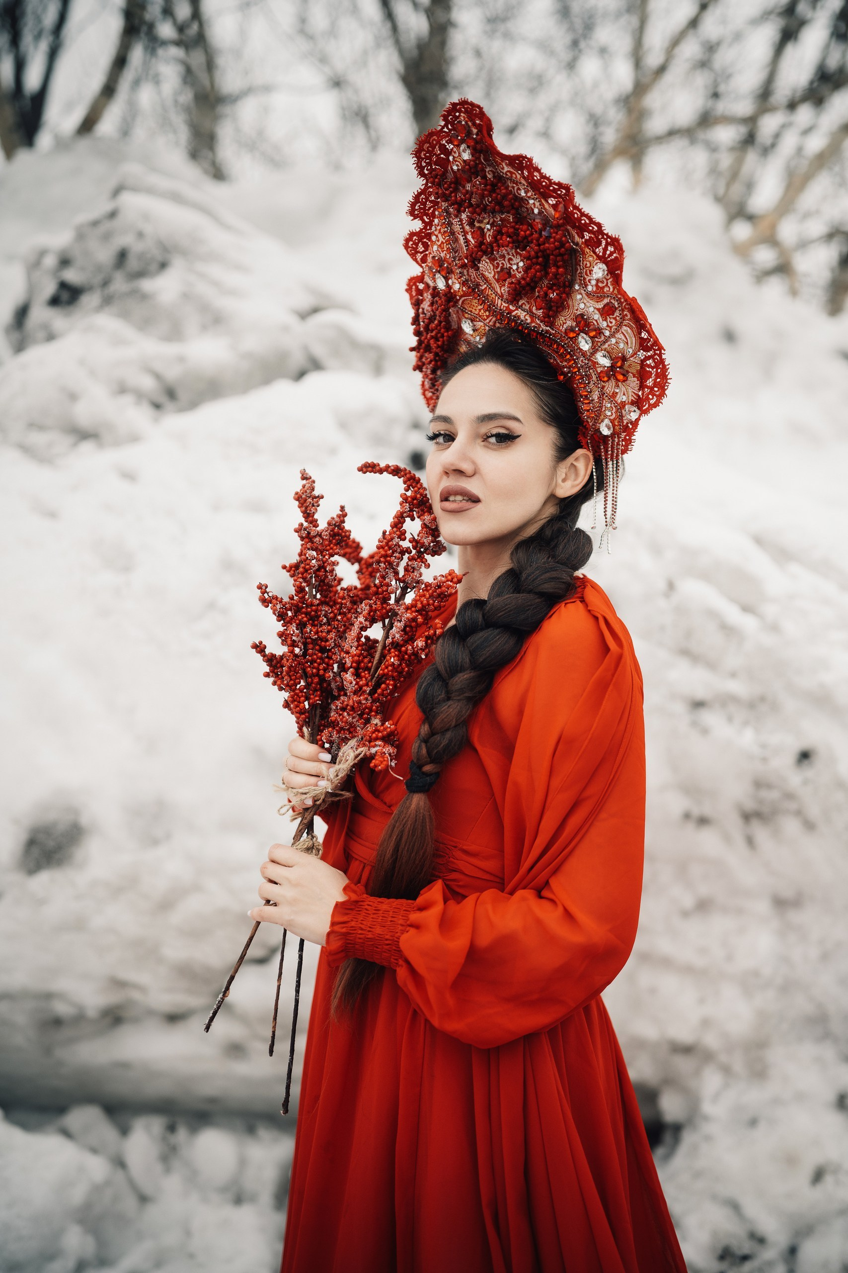 Весенняя фотосессия в городе с моделью в ярком красном образе на фоне грязного снега и улиц, профессиональная съёмка в Камчатке
