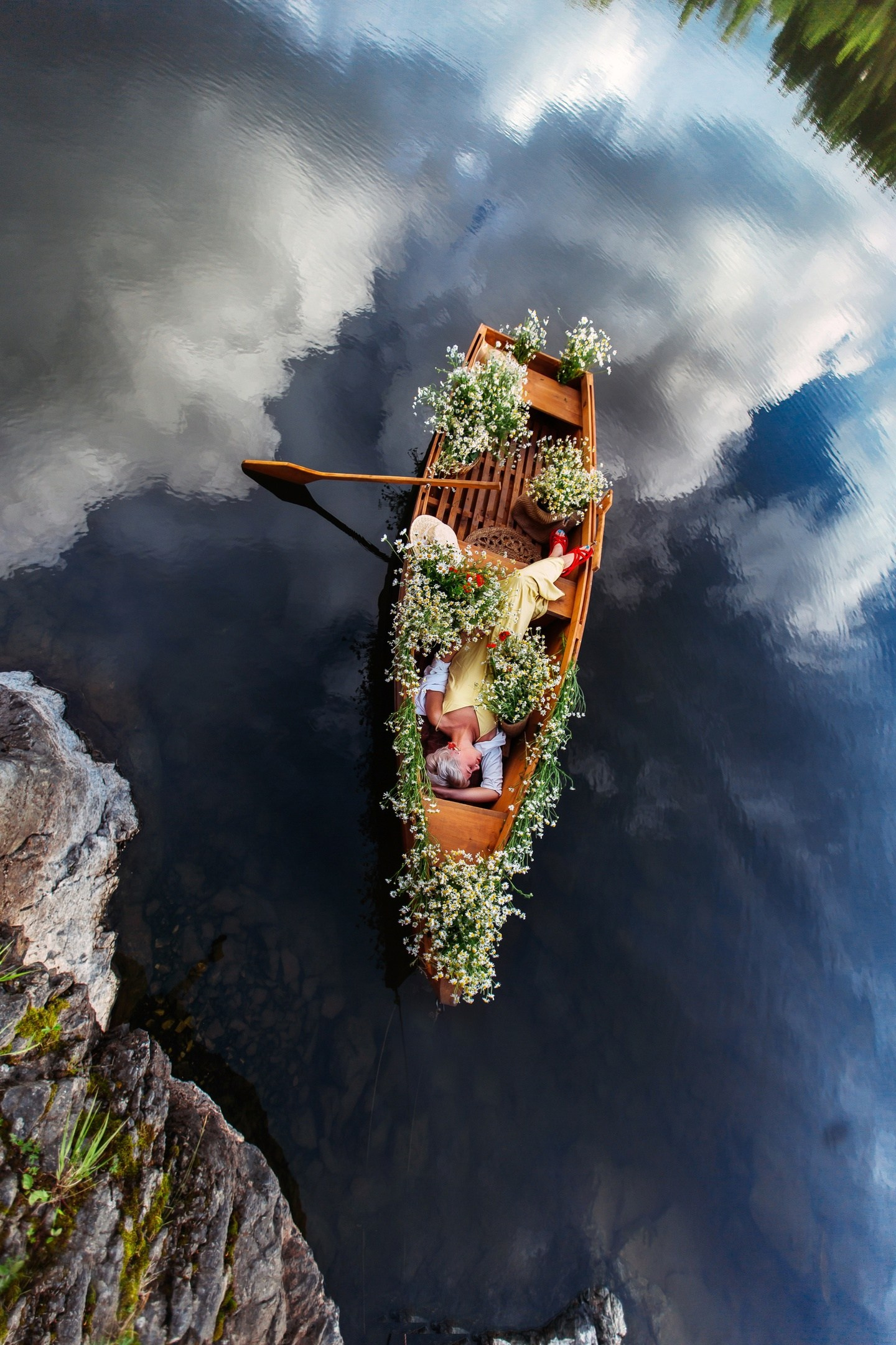 Фотопроекты на лодке с цветами в Красноярске. Фотографы Харины Иван и Светлана Красноярск