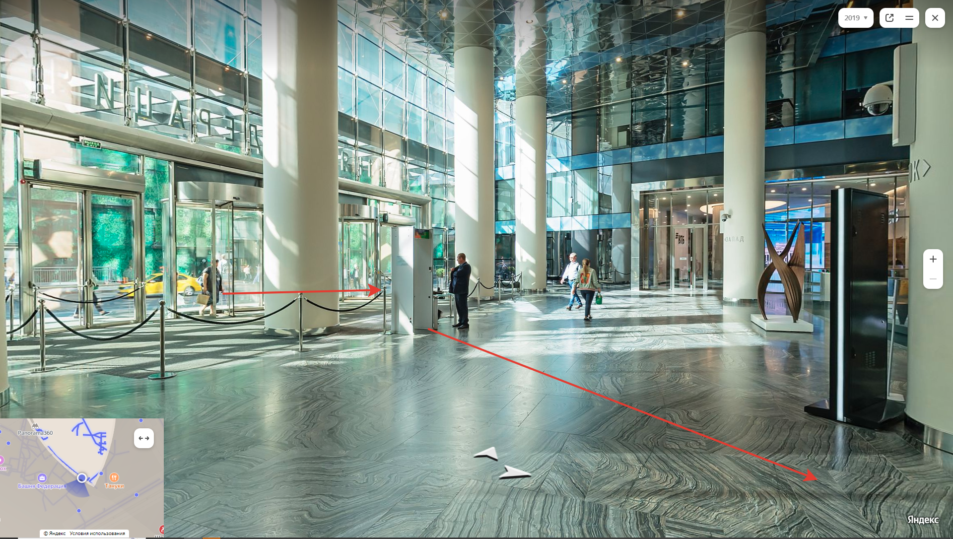 ПРОХОДИМ ЧЕРЕЗ РАМКУ МЕТАЛЛОДЕТЕКТОРА И НАПРАВЛЯЕМСЯ К ЭКСКАЛАТОРАМ В ЦЕНТРЕ ЗАЛА