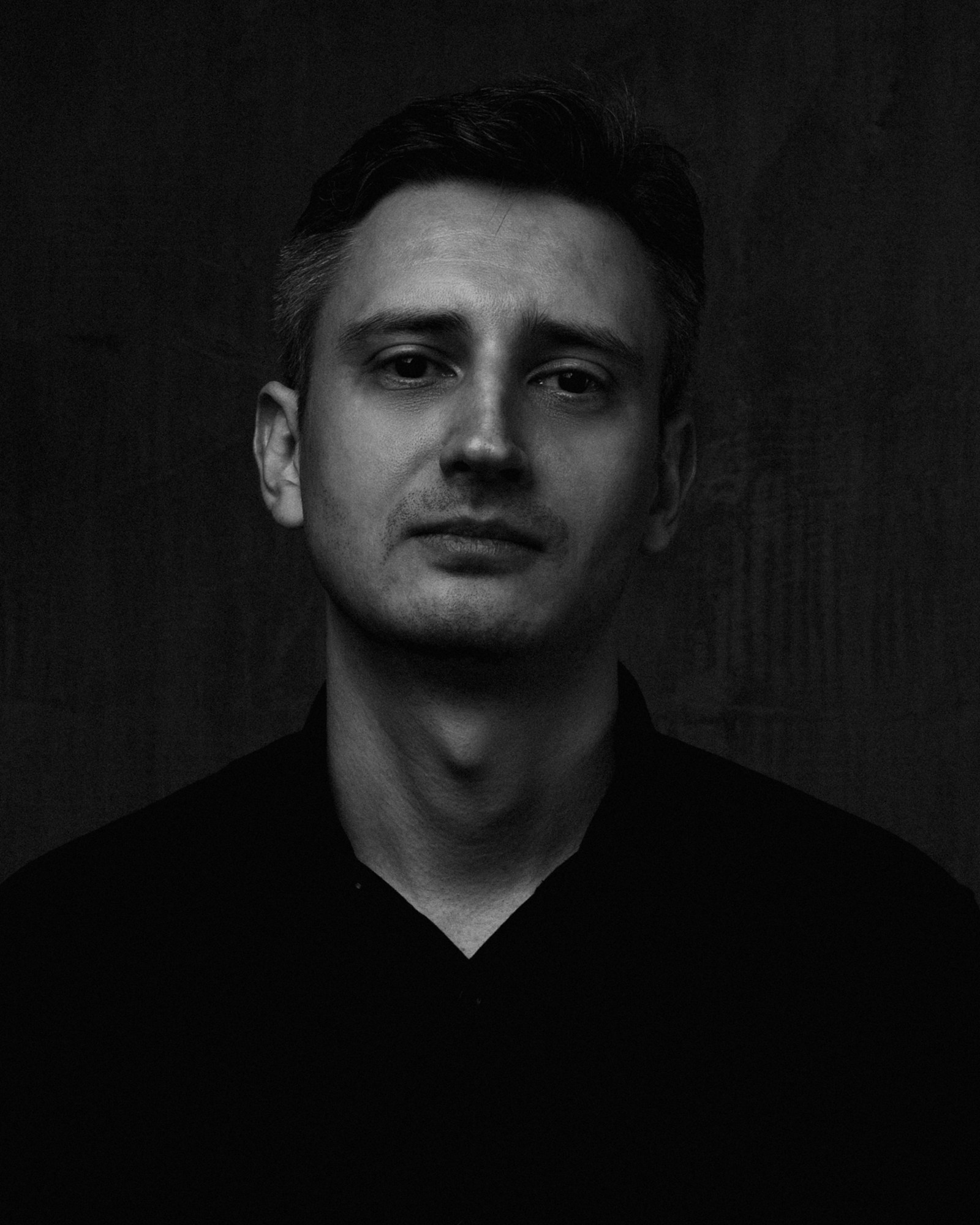 Портретная фотосессия Андрея с цветным светом