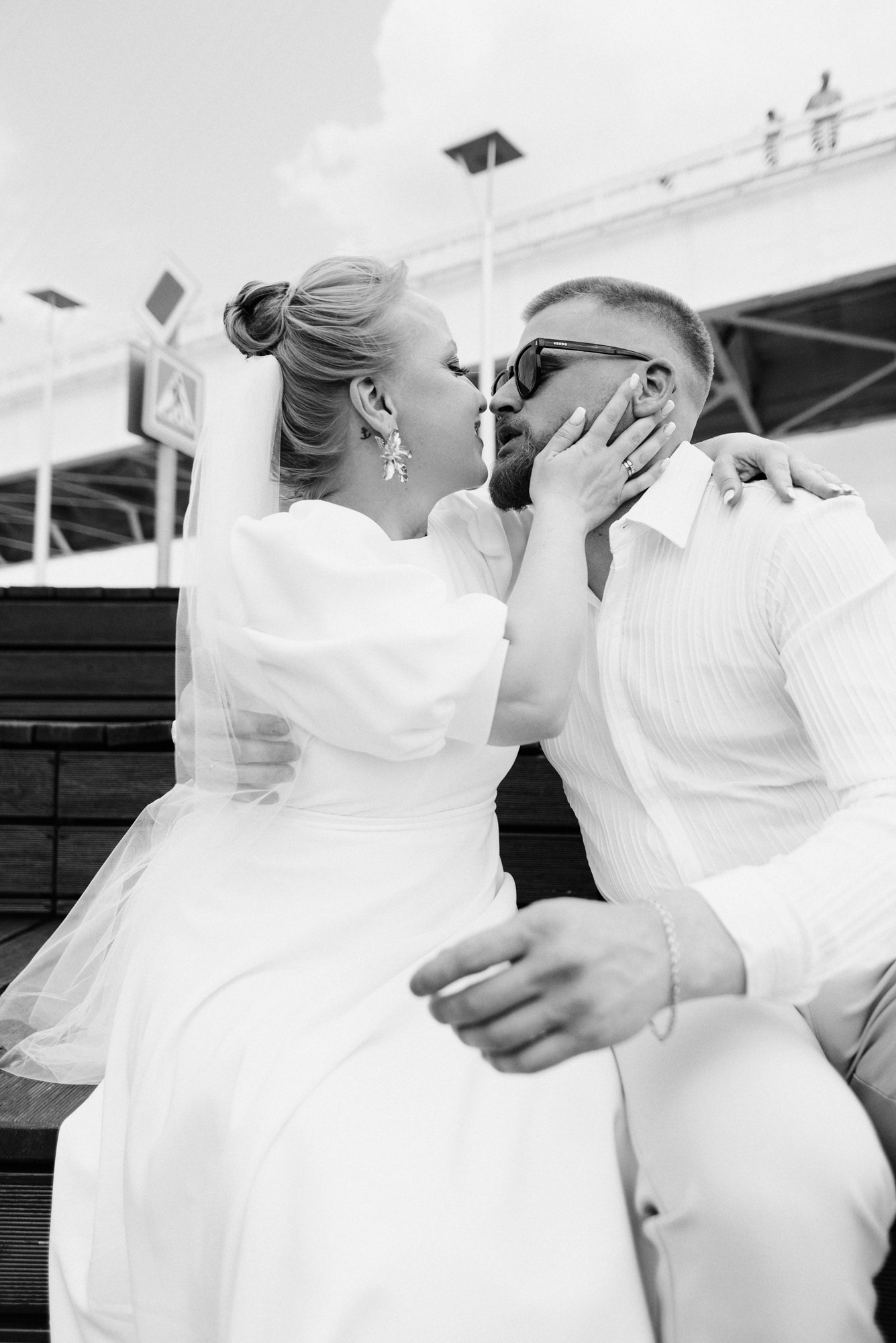 Невеста и жених смотрят на реку, прогулка по многоуровневой набережной